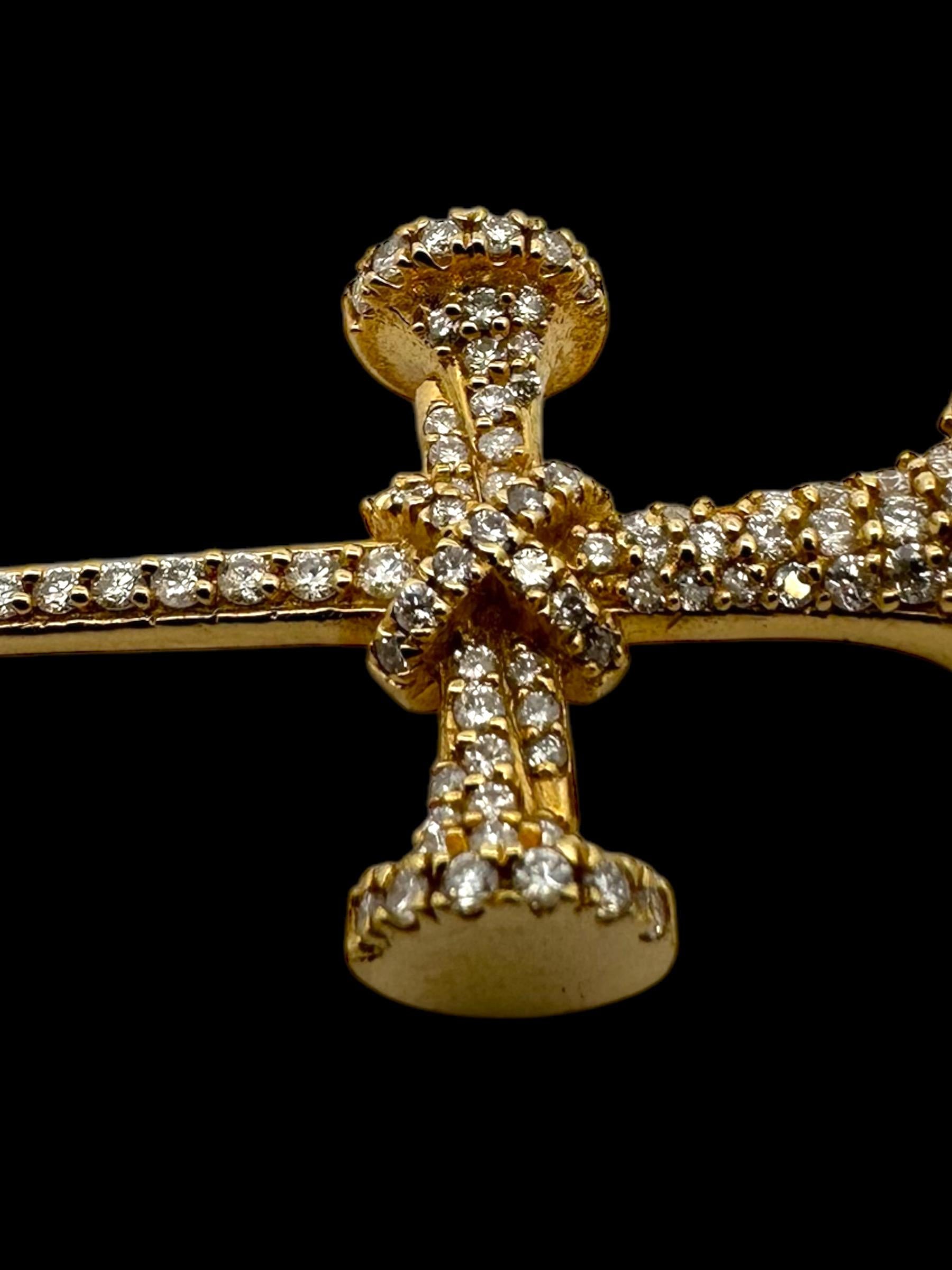 Croix tridimensionnelle à clous diamantés  Pendentif en or jaune massif 14K Neuf - En vente à Newton, MA