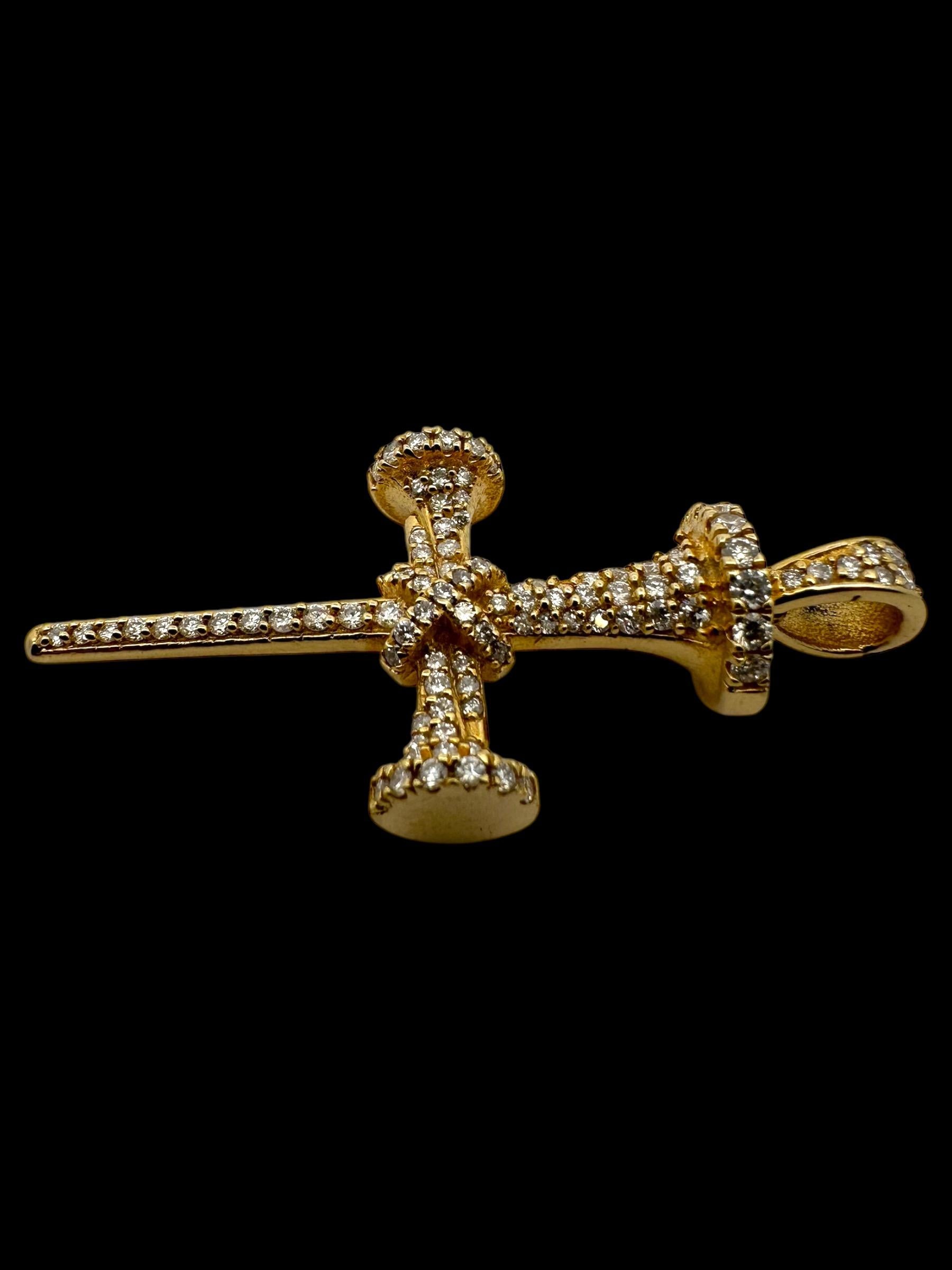 Croix tridimensionnelle à clous diamantés  Pendentif en or jaune massif 14K en vente 1