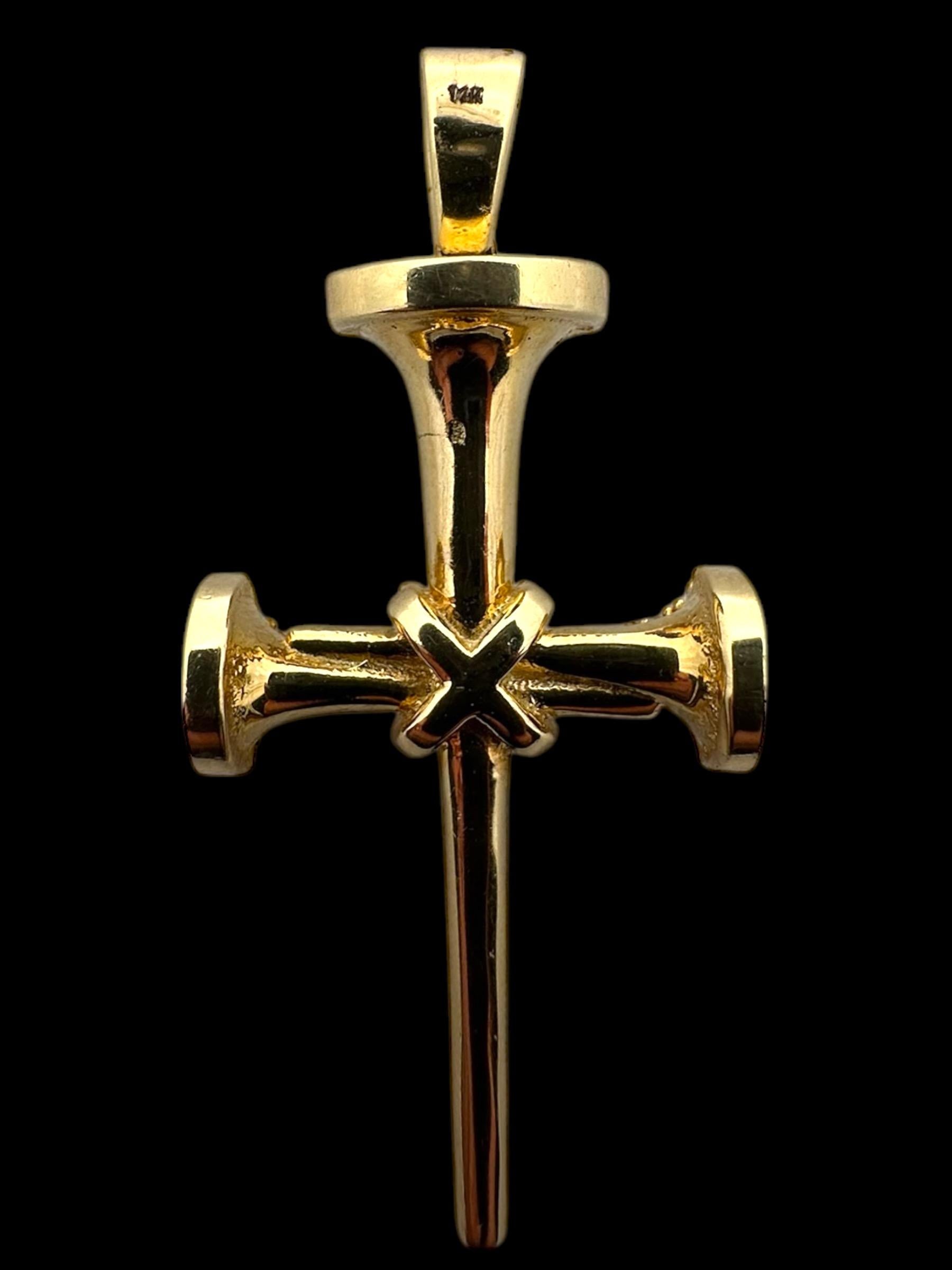 Croix tridimensionnelle à clous diamantés  Pendentif en or jaune massif 14K en vente 2
