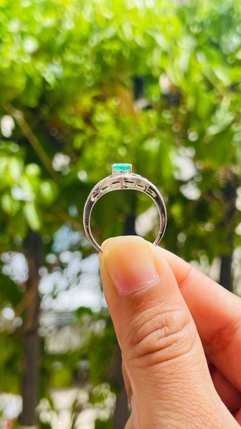 Im Angebot: Diamant Natürlicher Smaragd Damen Ehering aus 18 Karat massivem Weißgold mit Diamant () 12