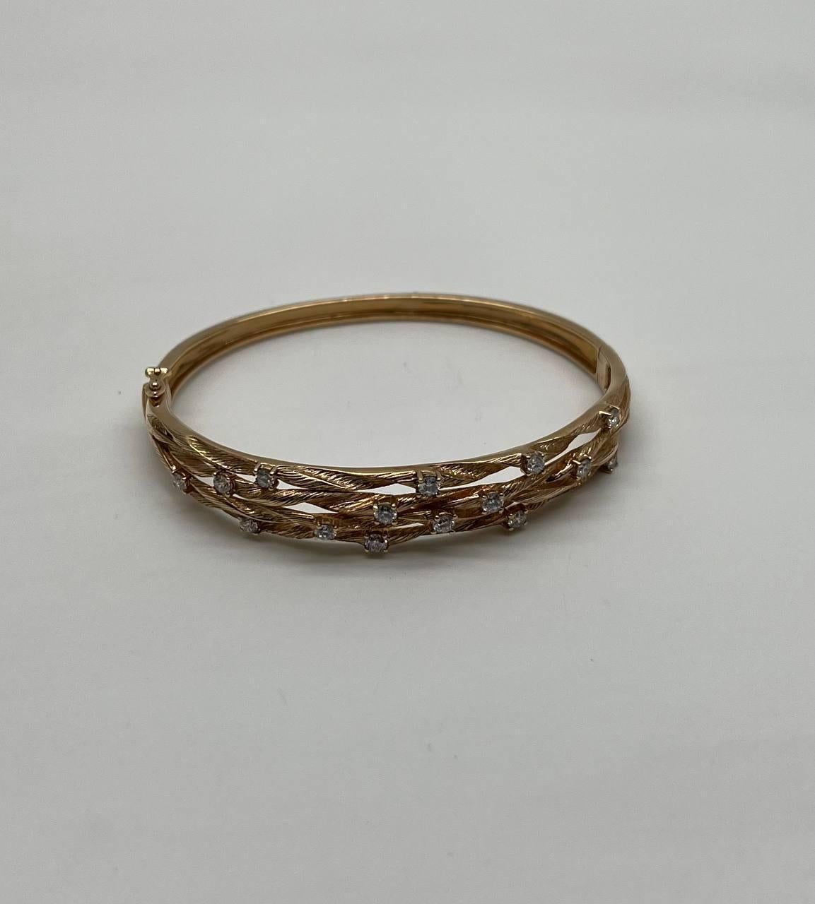 Ce bracelet exquis présente un délicat motif de treillis en or, orné d'une série de diamants ronds étincelants. Le motif complexe se tisse gracieusement, créant un mélange harmonieux d'élégance et de sophistication. Or jaune 14 carats. 1.05 CTW