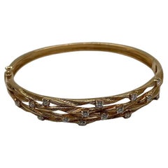 Pulsera brazalete bisagra de oro amarillo de 14 quilates con acabado inspirado en la rama de la naturaleza de diamantes