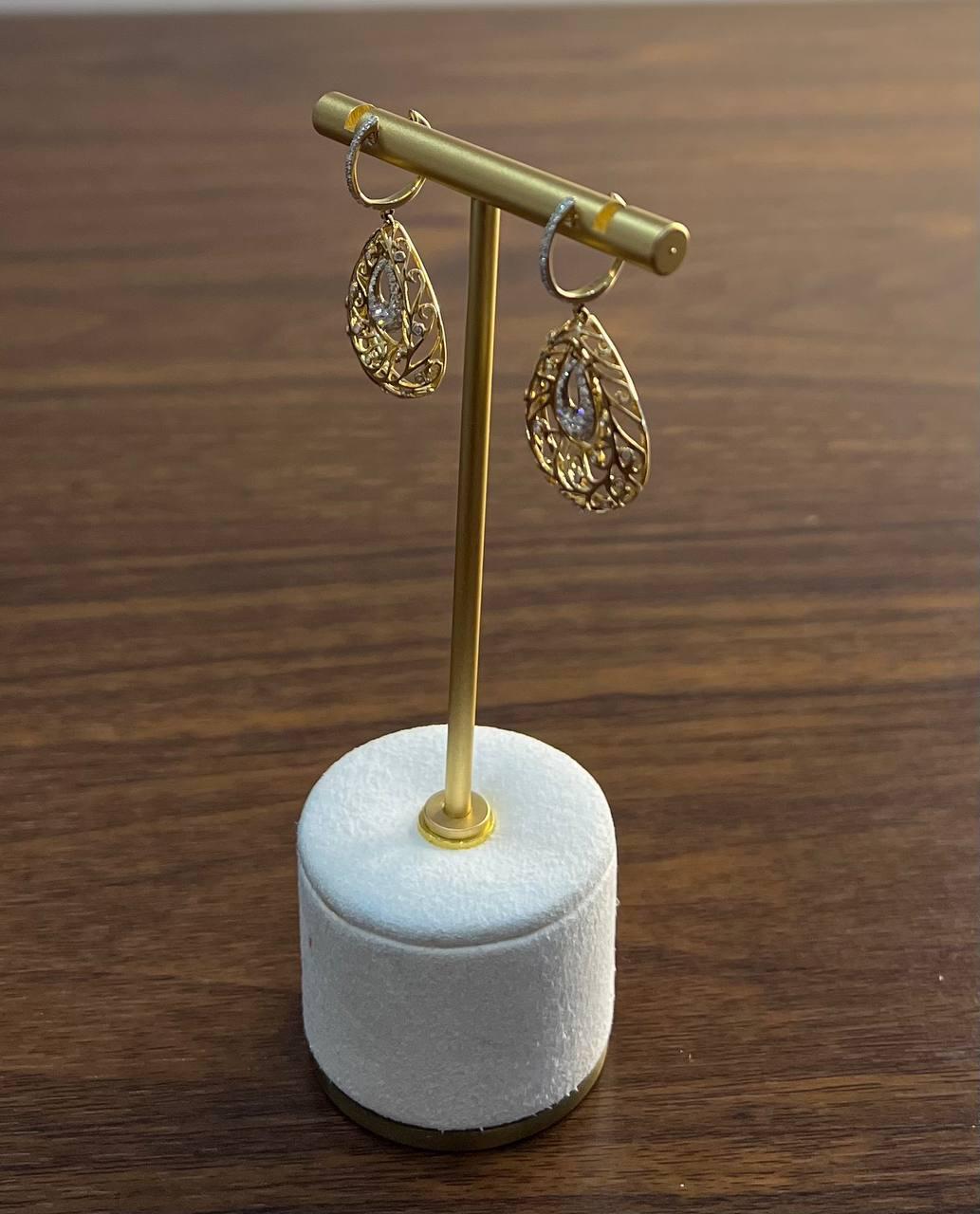 Orecchini in oro giallo 14K con diamanti ispirati alla Nature, con motivo Branch Scroll e pave set in vendita 7