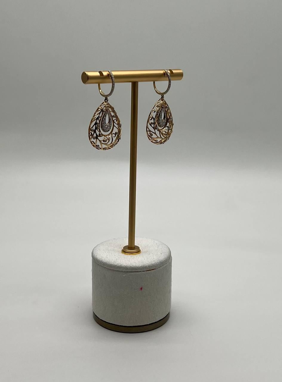 Scopri l'eleganza di questi squisiti orecchini. Caratterizzati da un intricato design a goccia, questi orecchini presentano una delicata lavorazione in filigrana con un motivo centrale a forma di pera.
Oro giallo 14K. Diamanti 0,51 CTW