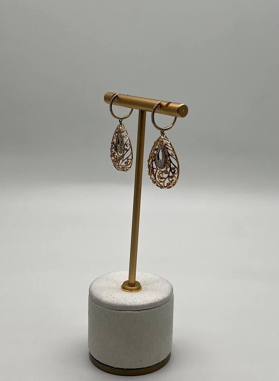 Taglio a goccia Orecchini in oro giallo 14K con diamanti ispirati alla Nature, con motivo Branch Scroll e pave set in vendita