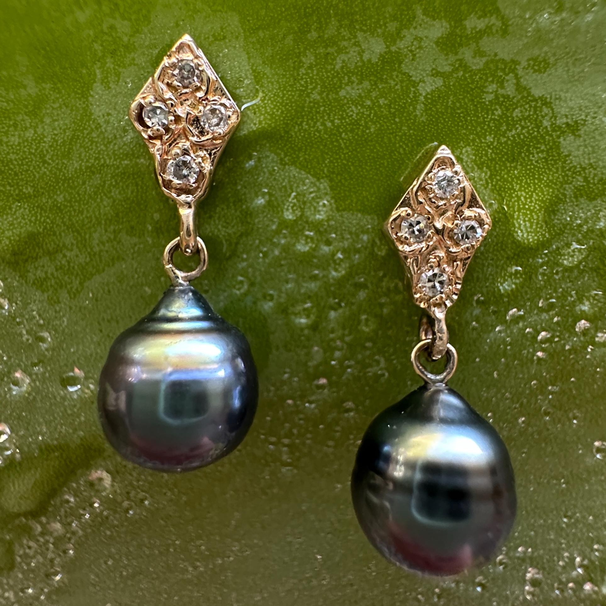 Estos dulces y colgantes pendientes de Eytan Brandes presentan un pequeño pendiente texturizado en forma de diamante engastado con cuatro diamantes sobre una perla de Tahití barroca oscura.  Son casualmente elegantes y elegantemente informales. 
