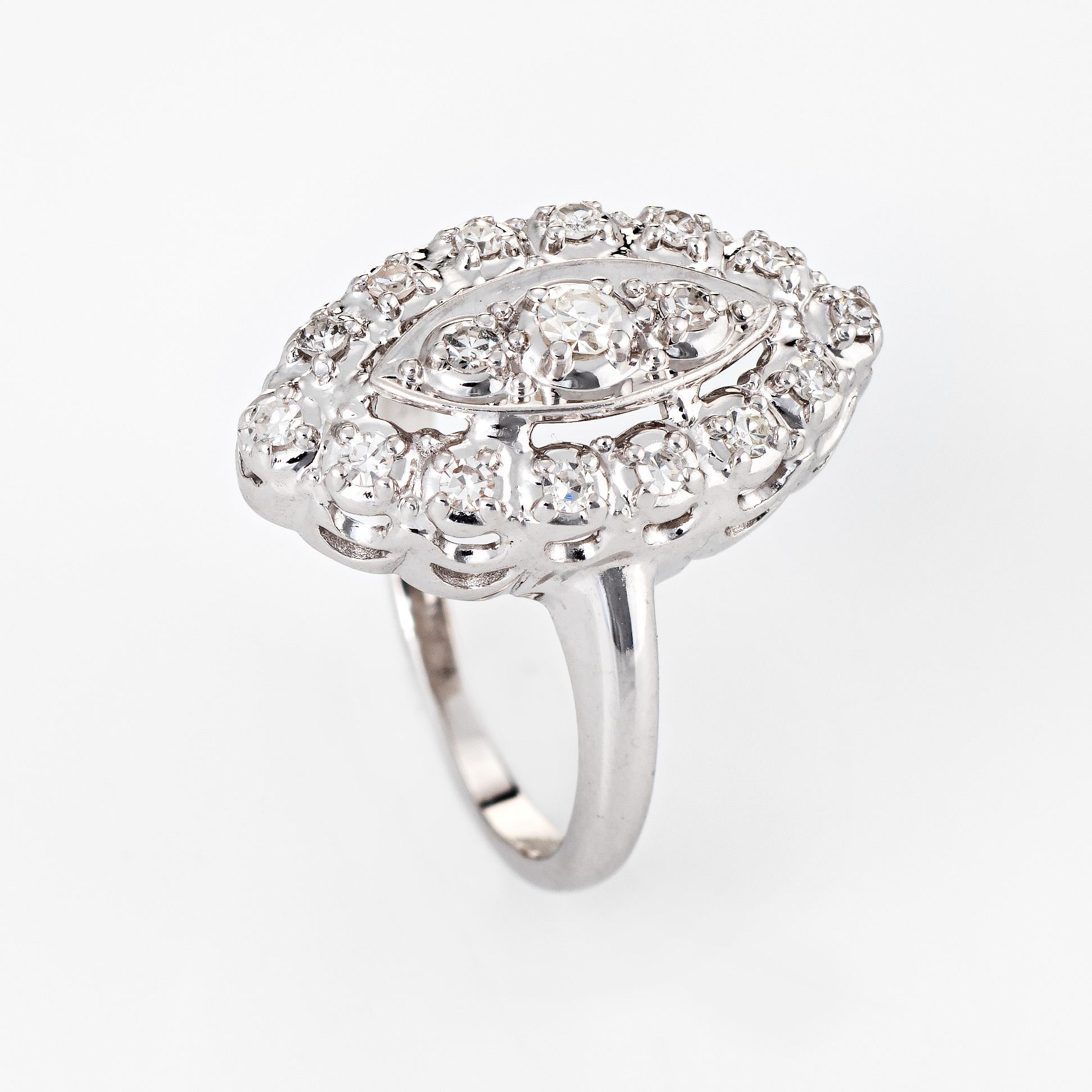 Die Diamanten haben insgesamt schätzungsweise 0::20 Karat (geschätzte Farbe H-I und Reinheit VS2-SI2). 

Der kleine Navette-Cocktailring ist sicher mit Diamanten in vier Zackenfassungen besetzt. Der Ring mit niedriger Höhe (6 mm) sitzt bequem am