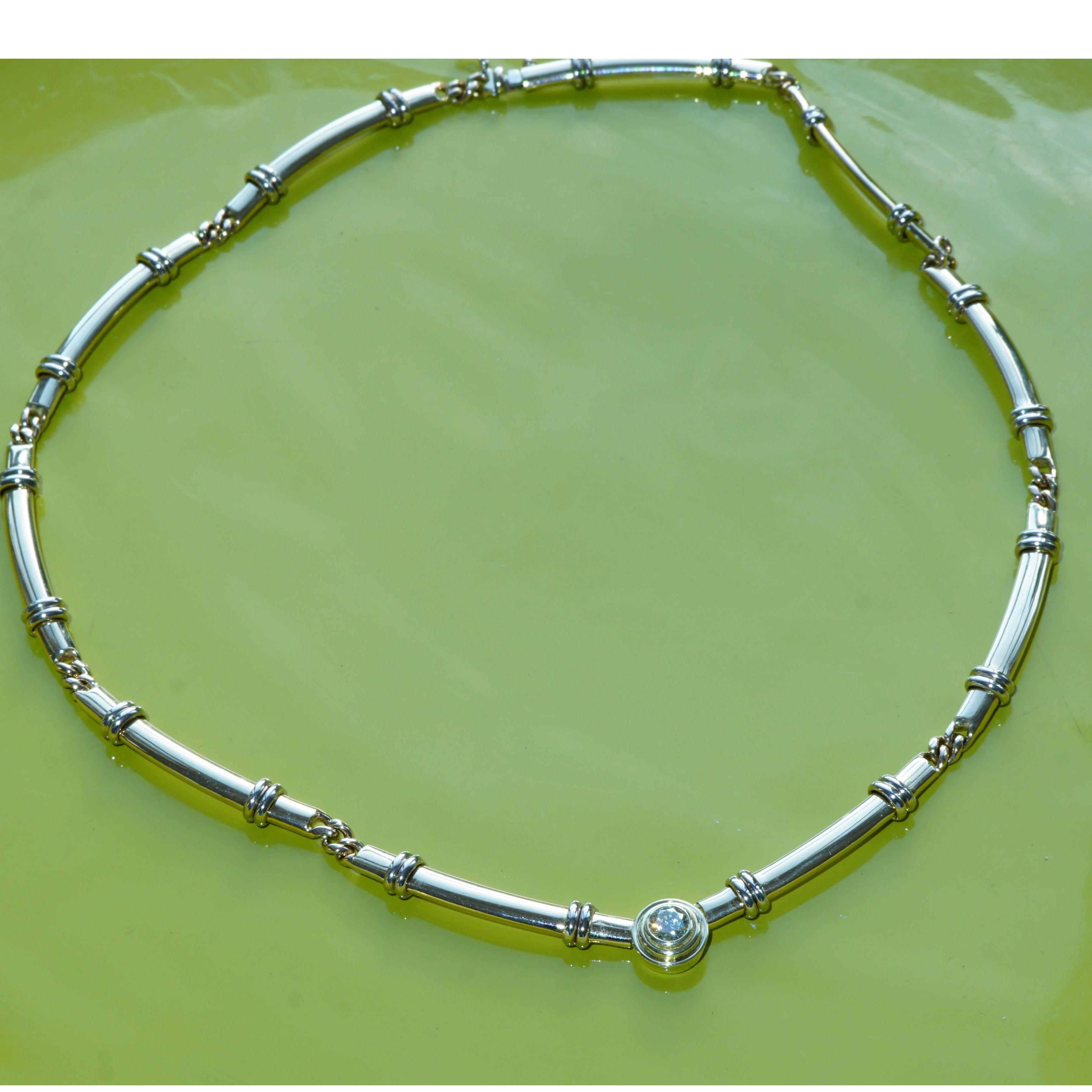 A great link necklace with top brilliant as the center stone, 0.42 ct, M (yellowish) / flawless (IF), 24.3 grams of yellow gold, middle part approx. 9 mm D., bridge width approx. 6 mm, curved bridges that 
perfectly match the Adjust the curve of the