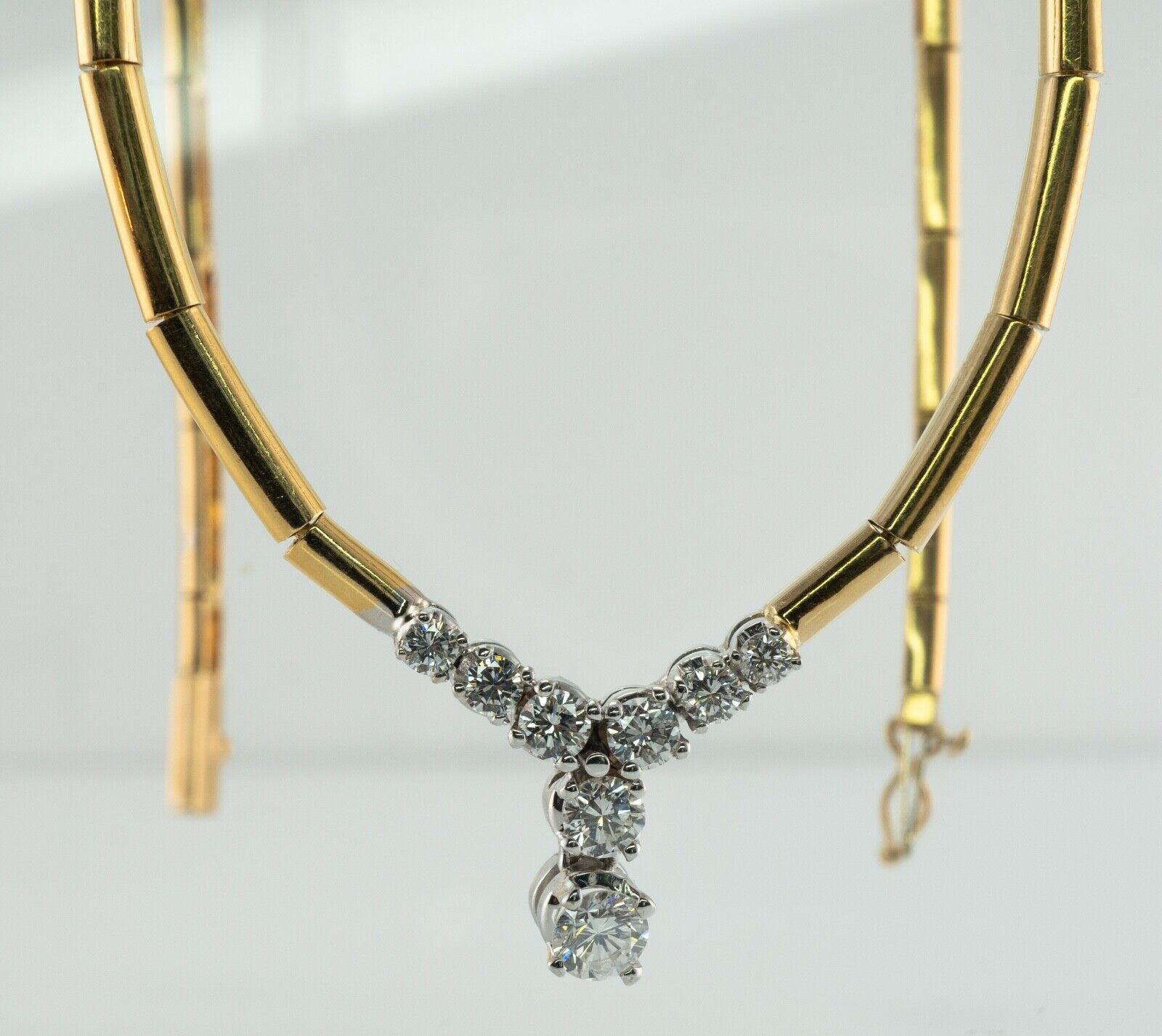Diamant-Halskette 18K Gold Choker .91 TDW V-Shape

Diese wunderschöne Halskette ist aus massivem 18-karätigem Gelbgold gefertigt und mit weißen und feurigen Diamanten besetzt. 
Acht runde Diamanten im Brillantschliff von insgesamt 0,91 Karat mit