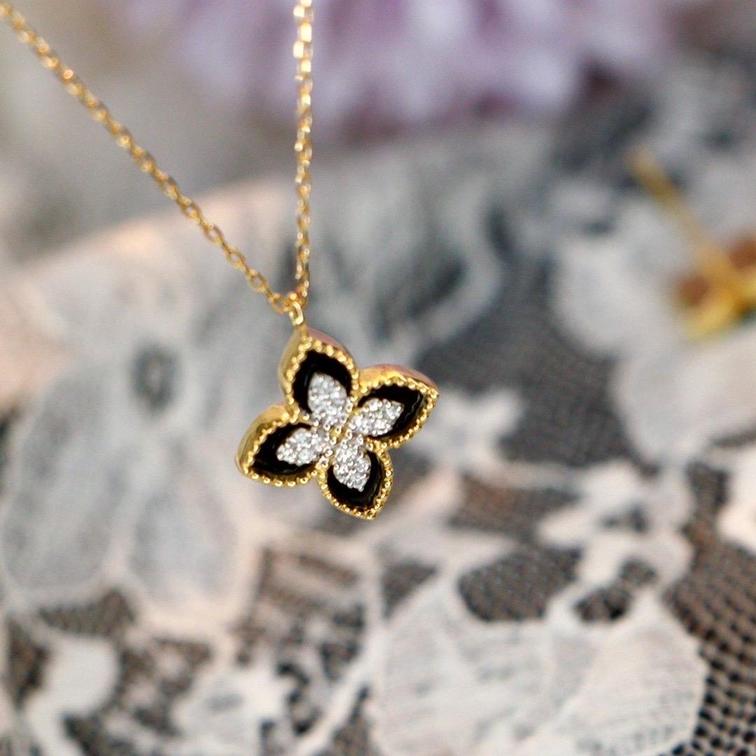Ohrring 2,40 g   Diamant 0,06
Halskette 1,71 g   Diamant 0,06ct