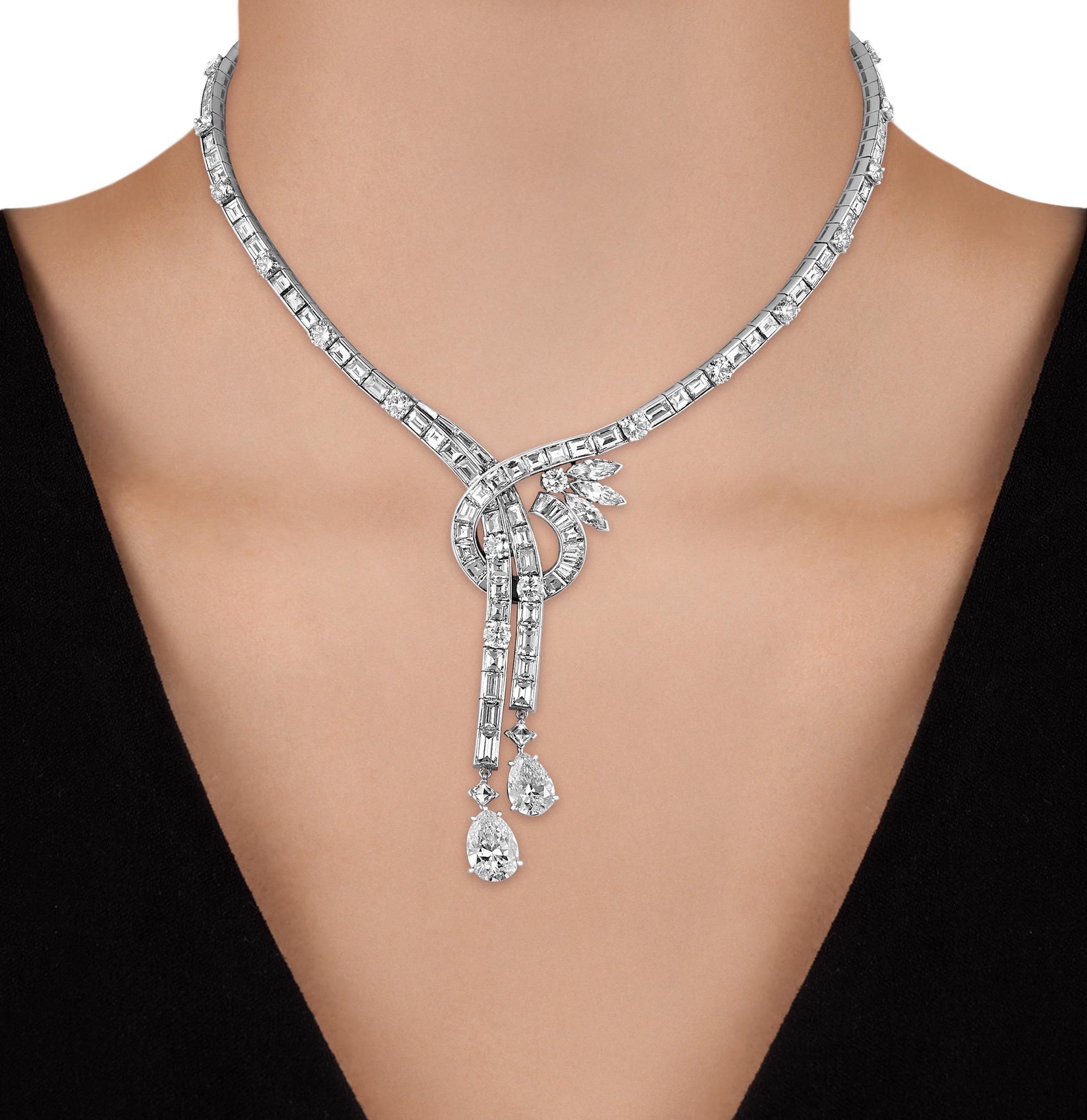 Ce superbe collier de style lariat respire l'élégance romantique et brille de 36,77 carats de diamants blancs. La courbe délicate du collier est constellée d'un magnifique ensemble de diamants de taille mixte, culminant avec deux exquis diamants en