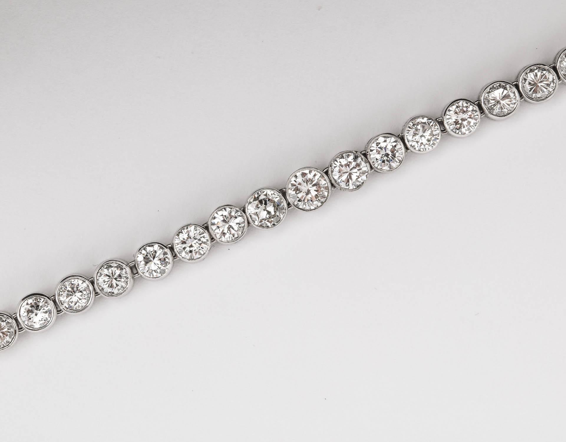 Diamond Necklace Bezel-Set in Platinum White Sparkling Diamonds Flower Clasp In Good Condition For Sale In New York, NY