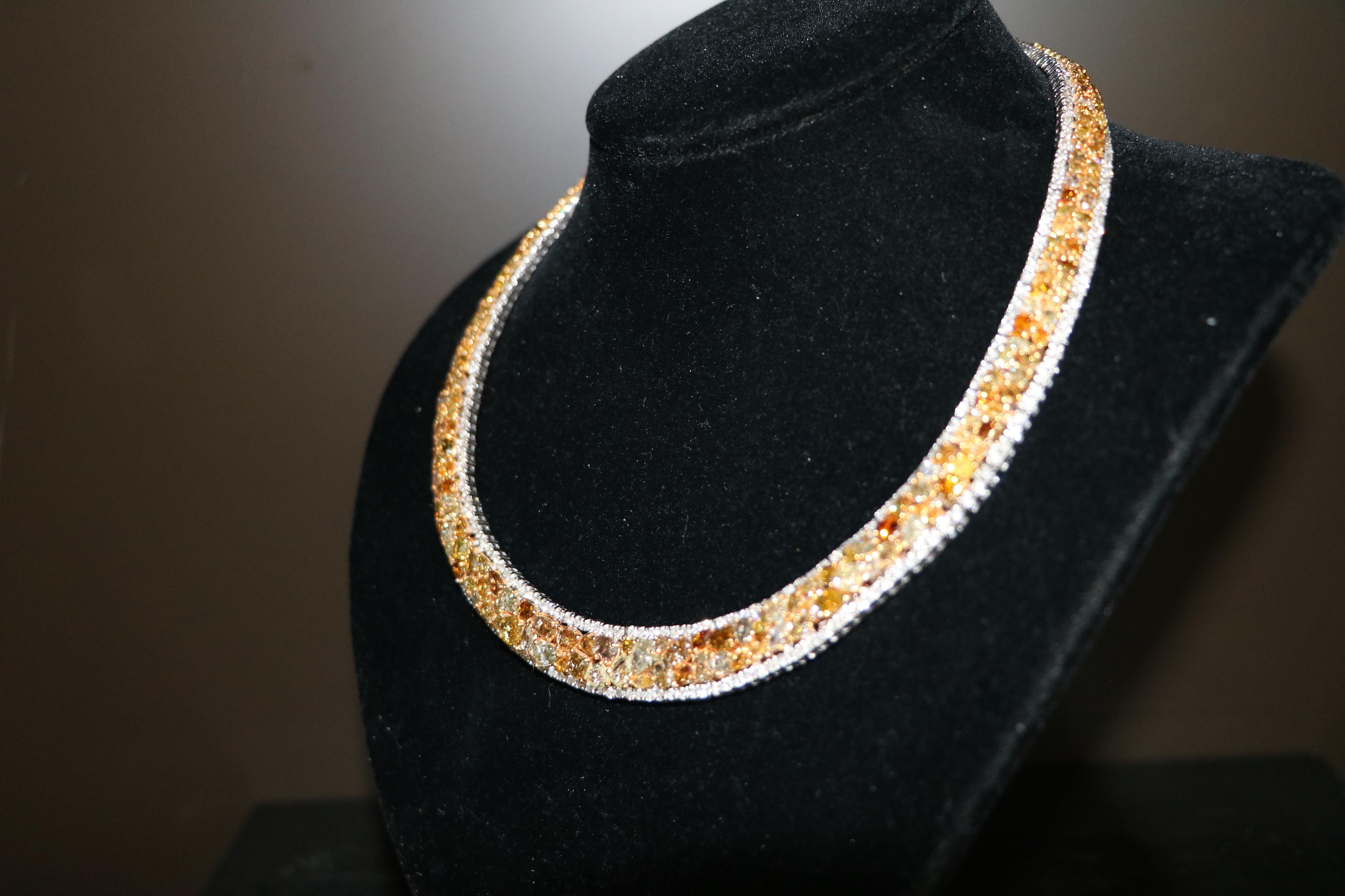 Collana di diamanti

Materiale: Oro bianco e giallo (18 carati)

Pietre incastonate: Combinazione di diamanti bianchi e diamanti fantasia
Diamanti bianchi: 9,75 Carati
Diamanti fantasia: 34.48 Carati

A. Stone:
La maggior parte delle pietre è di