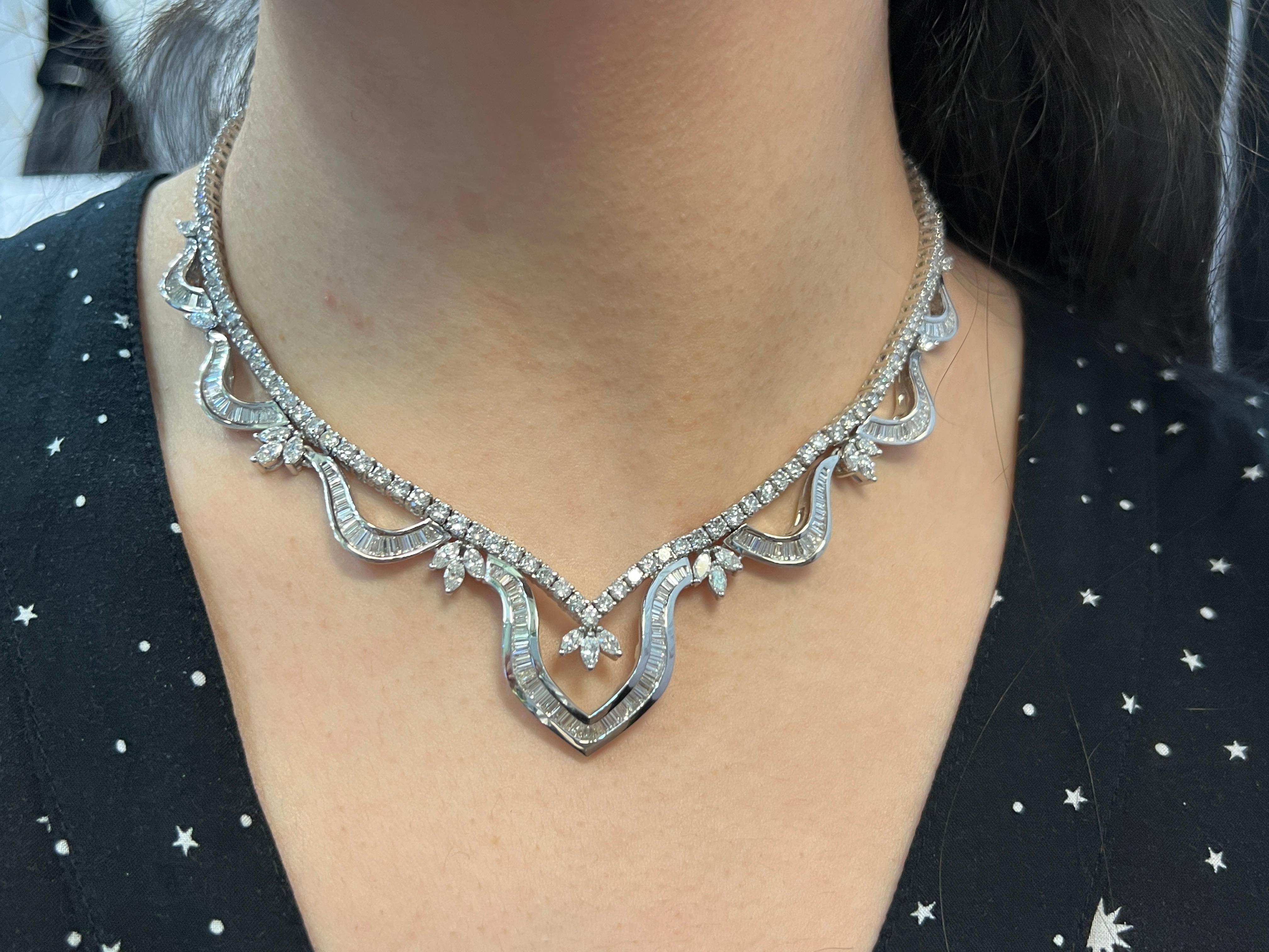Collana di diamanti

Una collana di diamanti impreziosita da 14 diamanti taglio marquise, 134 diamanti taglio rotondo e 152 diamanti taglio baguette.

Peso del diamante marquise: circa 3.23 carati
Peso del diamante rotondo: circa 11.54 carati
Peso