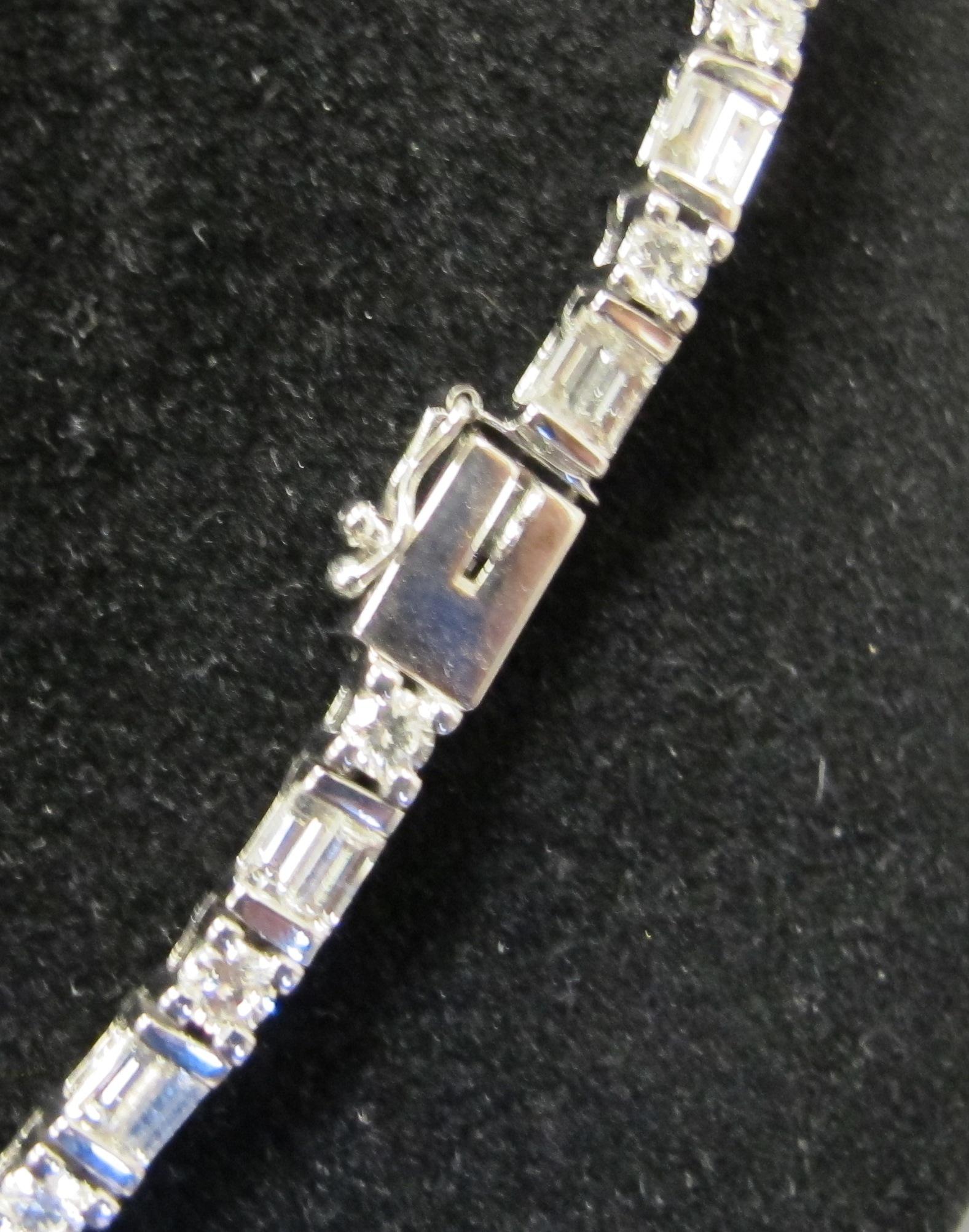 Diamond Necklace in 14 Karat White Gold In Excellent Condition In Palm Desert, CA