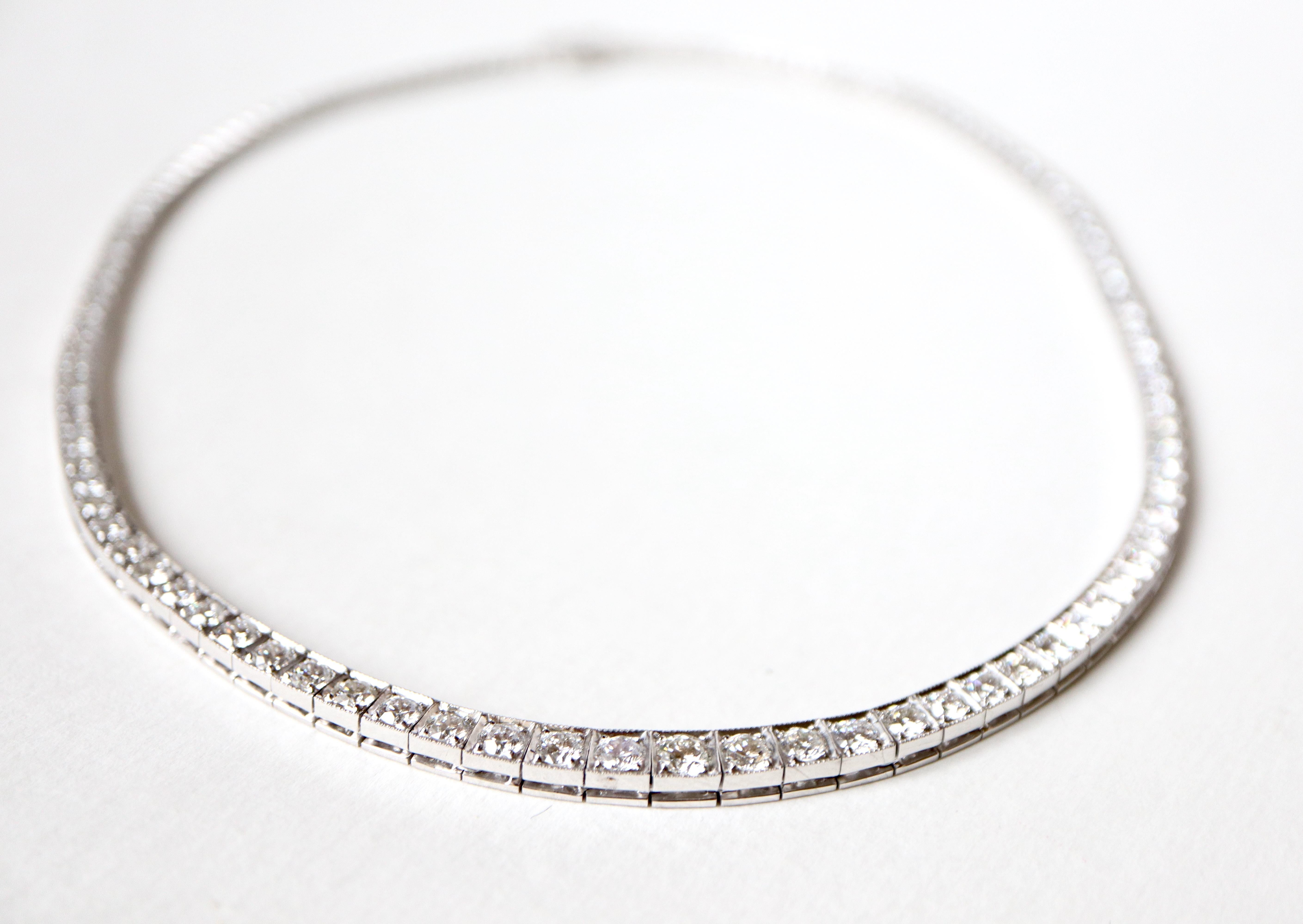 Articulated necklace in 18 kt white gold and 10 carat grain-set diamonds.
It is made up of 126 falling links, each setting a diamond in their center. 
Weight of the smallest diamond: approximately 0.05 carat Weight of the largest diamond: