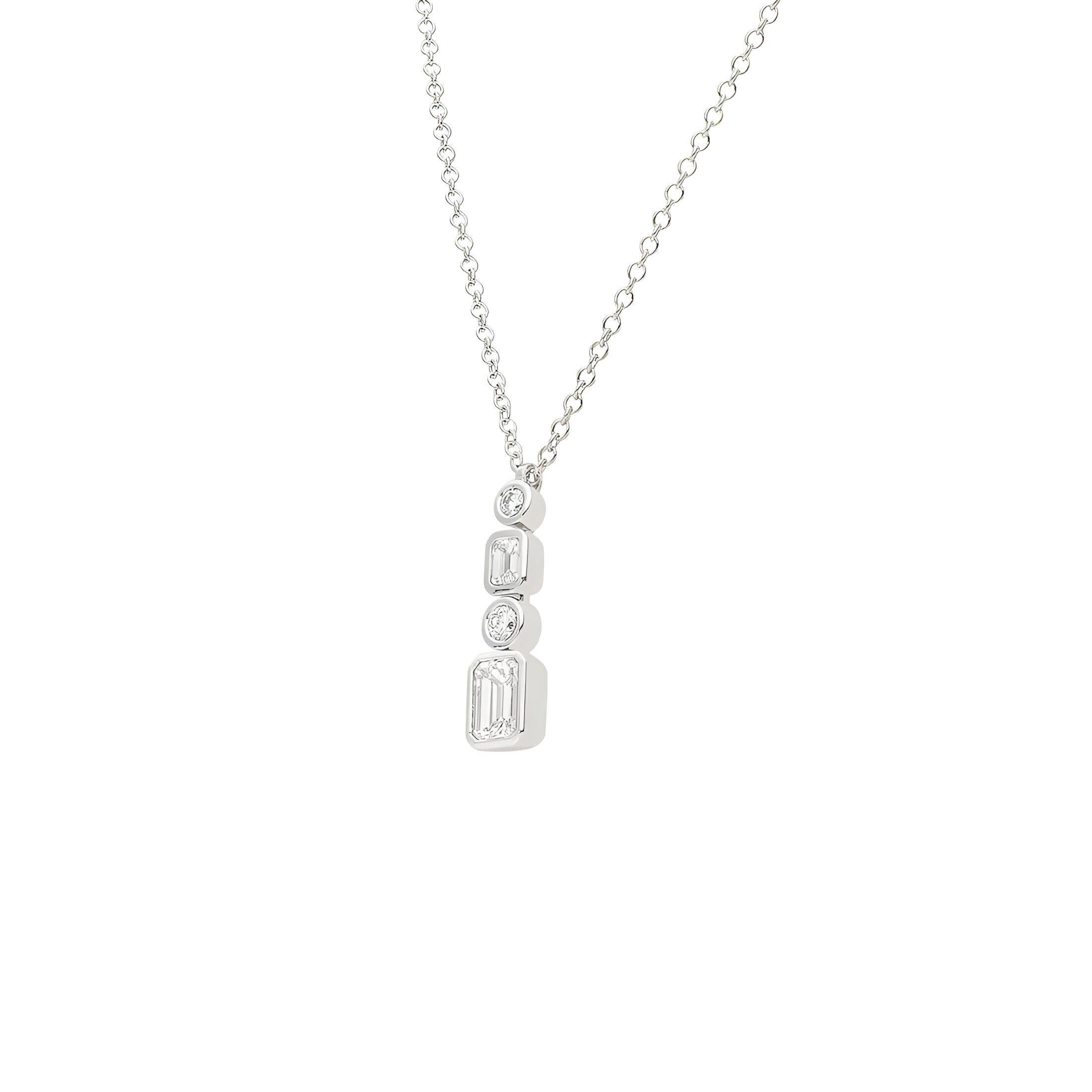 Realizzata in oro bianco 18 kt, con un peso di 5,00 g, questa collana rivela una purezza artigianale espressa
con tranquilla precisione. Al centro si trova uno smeraldo bianco da 1,01 ct certificato GIA FVS1,
si distingue per la sua rara chiarezza e
