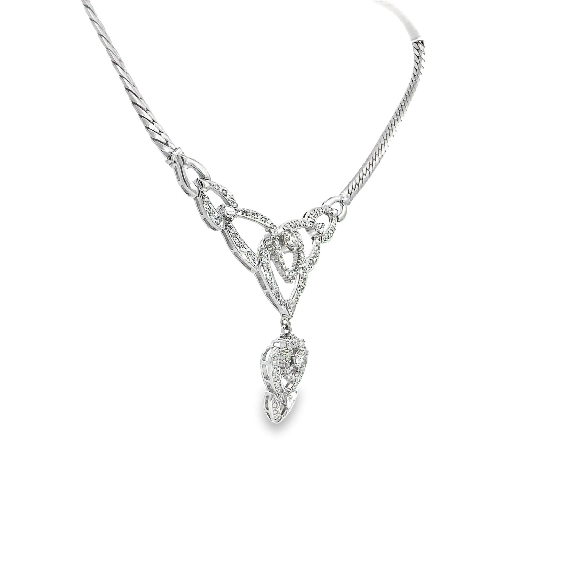 Articolo #8125 

Certificato GGA (Gemassure Gemological Appraisals) 
Collana da donna in platino con diamanti da 2,77 carati

Collana di platino (PLAT) con diamanti a taglio brillante e pera. Al centro della collana sono montati diamanti a taglio