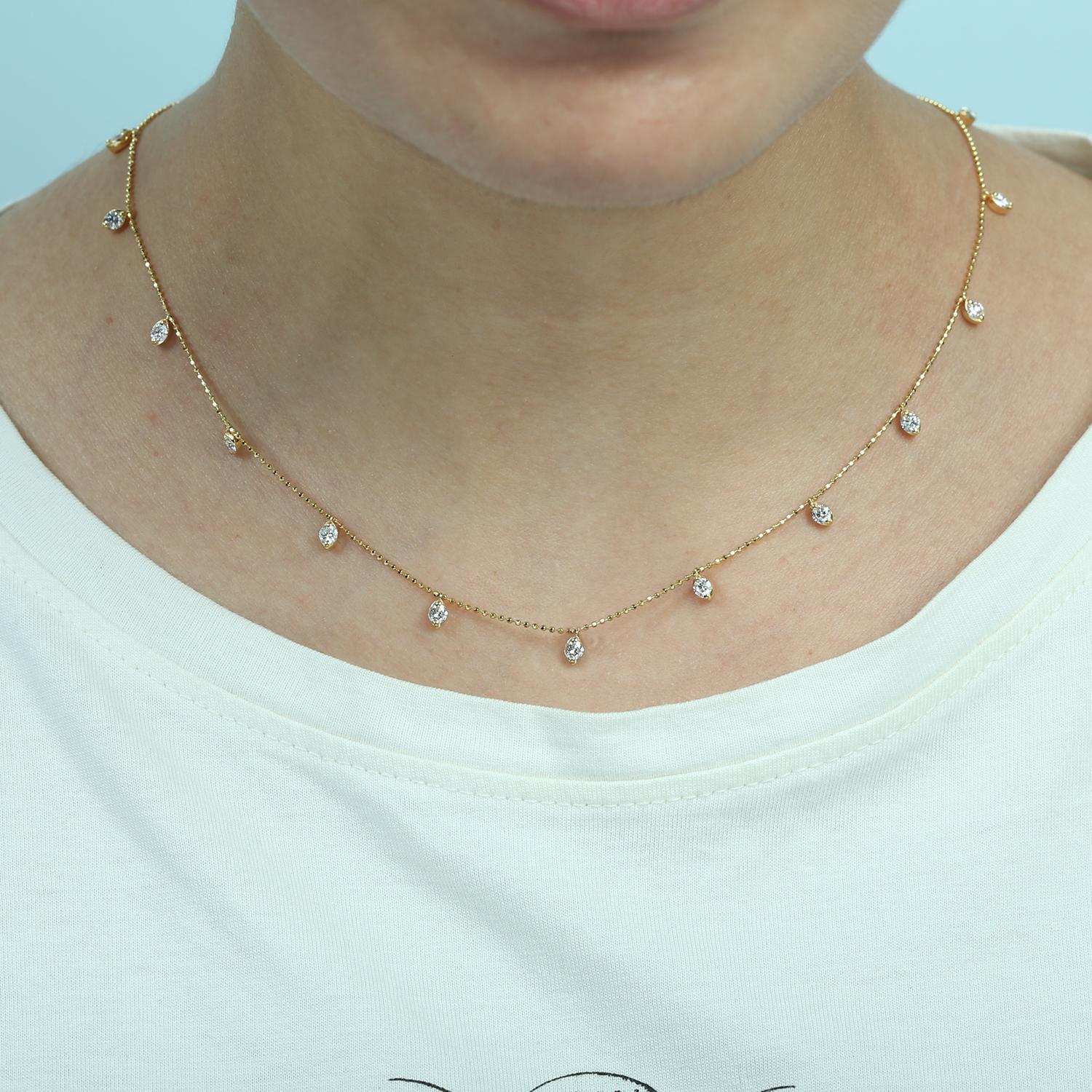 Diese zarte und doch auffällige Diamant-Halskette ist aus strahlendem 18-Karat-Gelbgold gefertigt und mit 1,34 Karat schimmernden Diamanten besetzt. Die schlanke Silhouette und das zeitlose Design machen ihn zu einem vielseitigen Kleidungsstück -