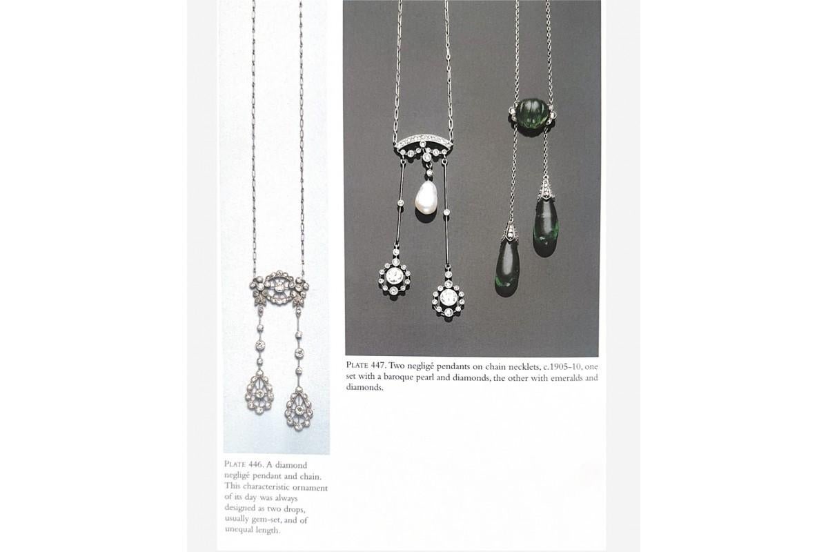 Antica collana in oro giallo (finezza 470) ed elementi in argento. Due diamanti principali con taglio a brillante antico, per un totale di circa 0,40 ct, e 9 diamanti più piccoli con taglio a rosa e taglio a brillante per un peso di 0,20 ct.

Una