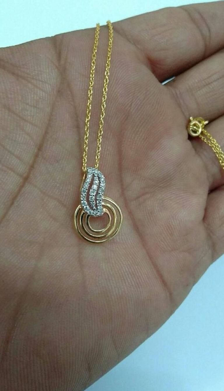 Collana con ciondolo di design con diamante rotondo in oro massiccio 14k In condizioni Nuovo in vendita a Chicago, IL