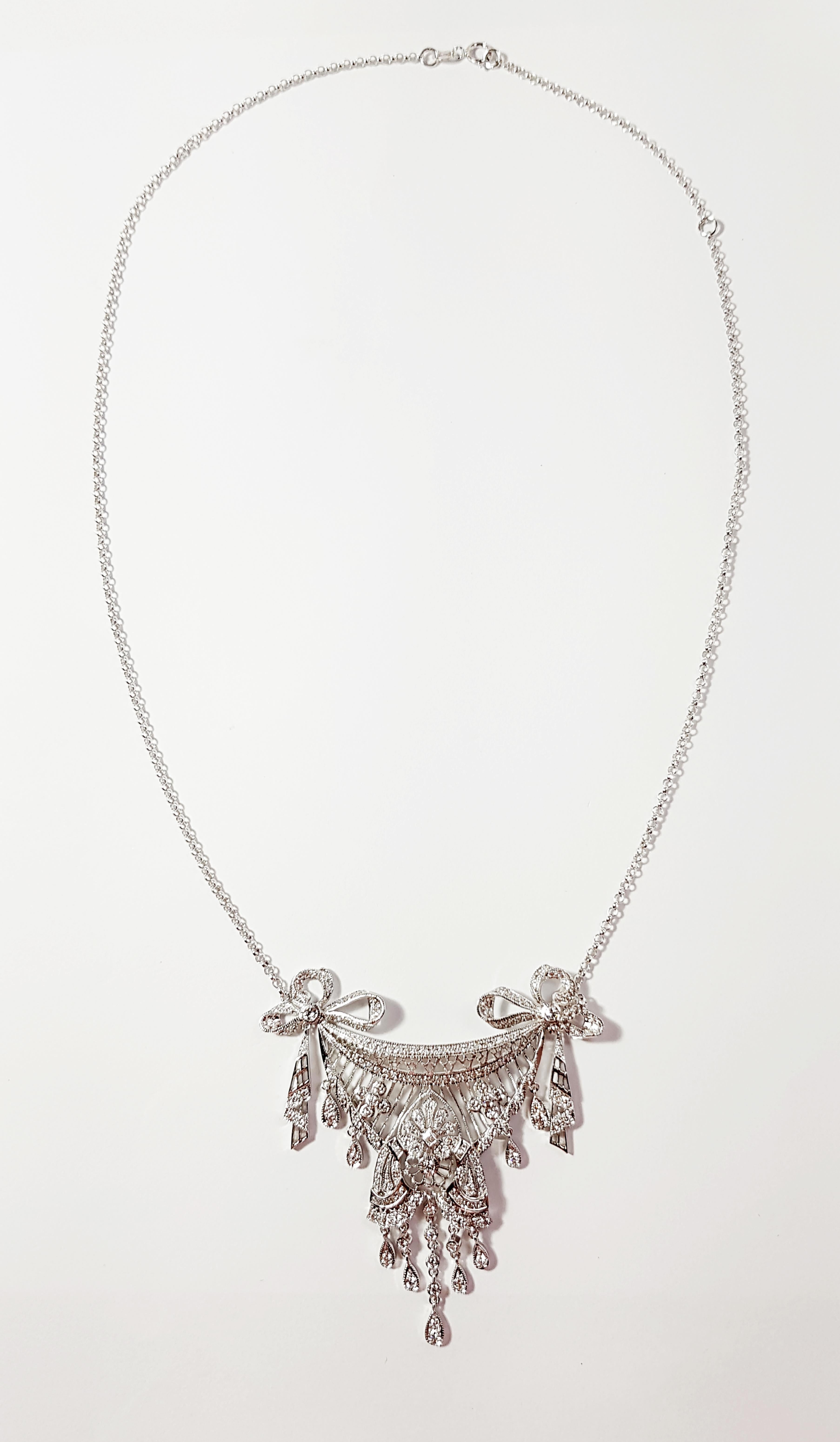 Diamant-Halskette mit 1,59 Karat in 18 Karat Weißgoldfassung

Breite:  5.6 cm 
Länge: 45,3 cm
Gesamtgewicht: 16,56 Gramm

