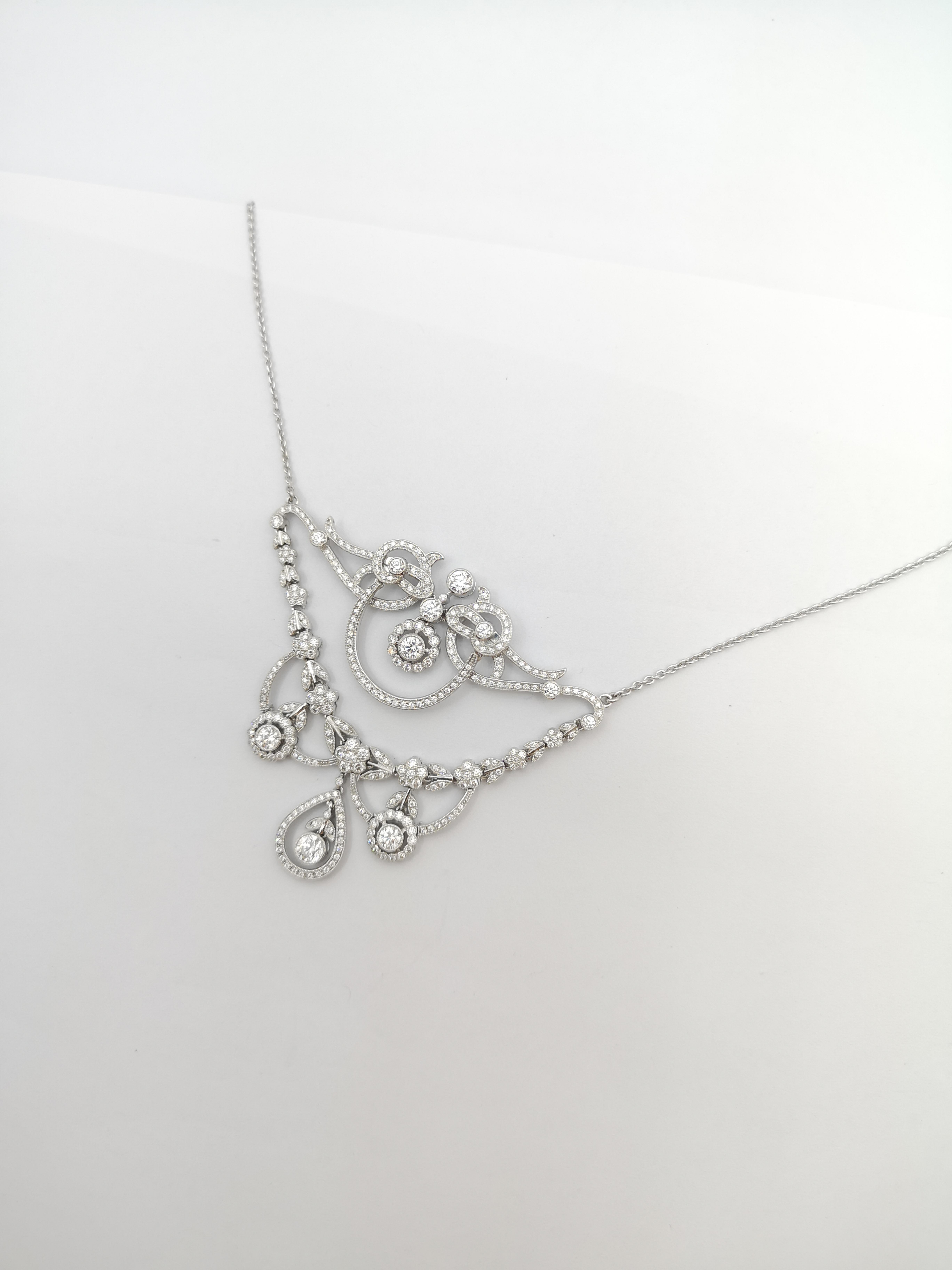 Taglio brillante Collana di diamanti con montatura in oro bianco 18K in vendita