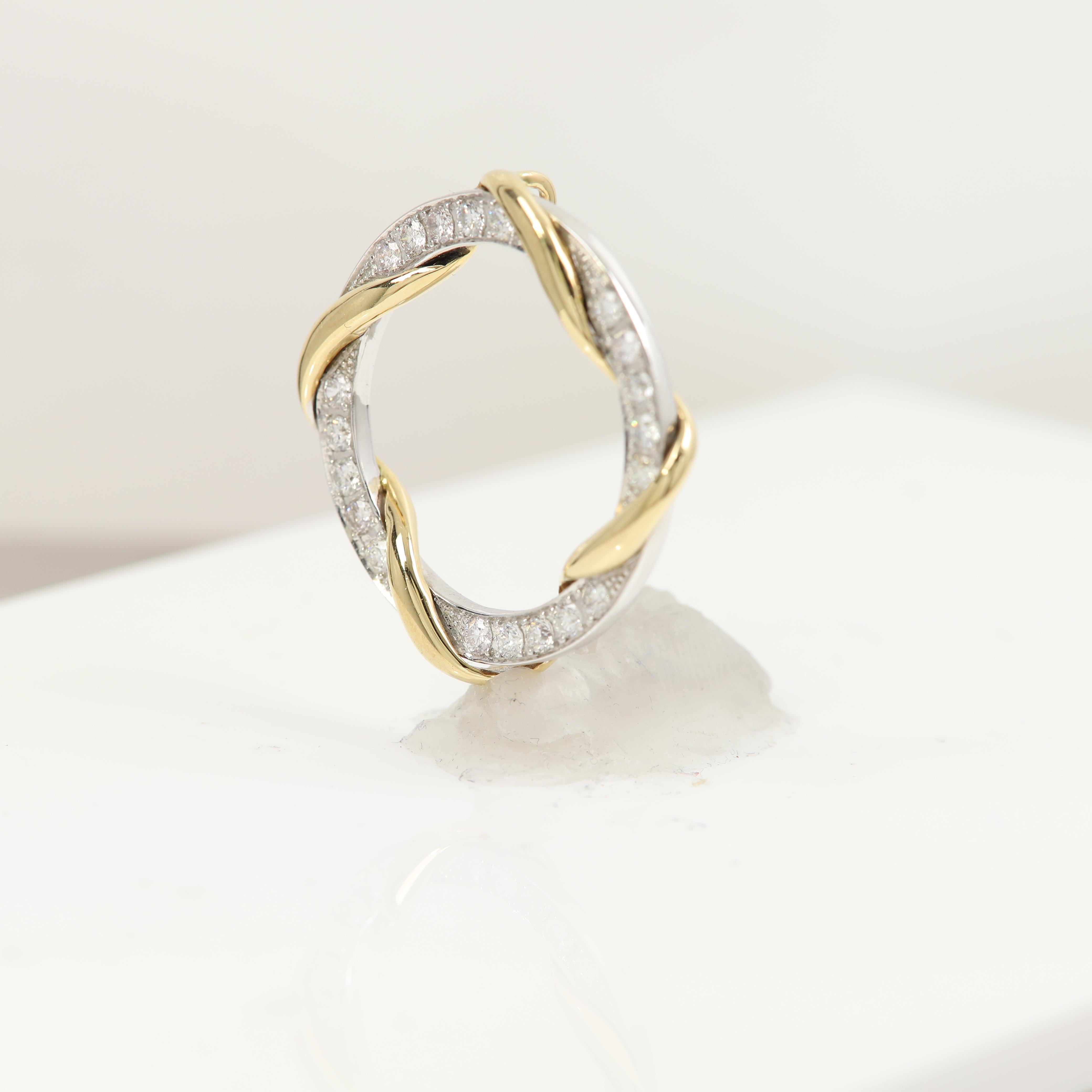 Bague à grande grappe de diamants en or blanc 18 carats avec cercle rond en forme de diamant en vente 6