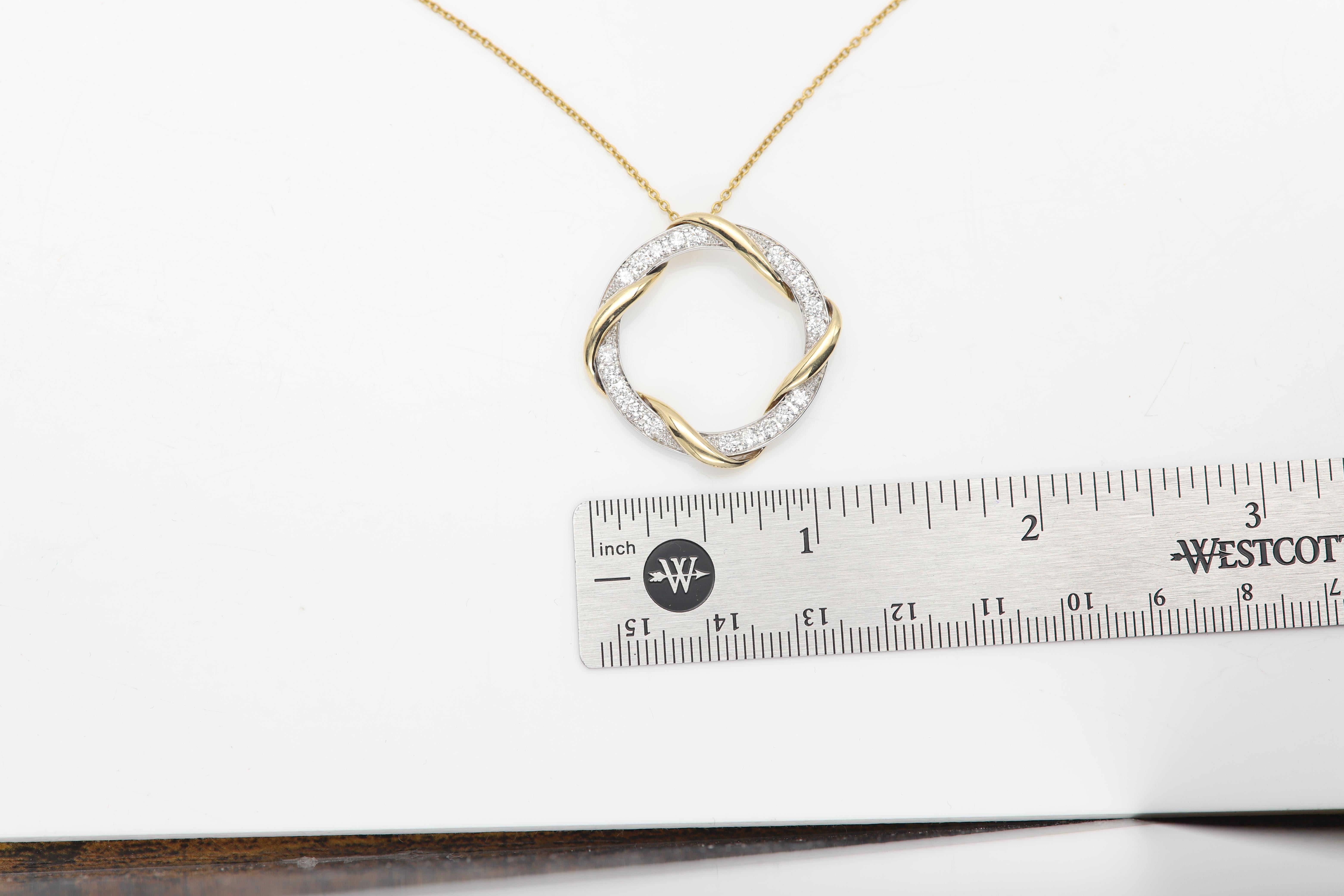 Taille ronde Bague à grande grappe de diamants en or blanc 18 carats avec cercle rond en forme de diamant en vente