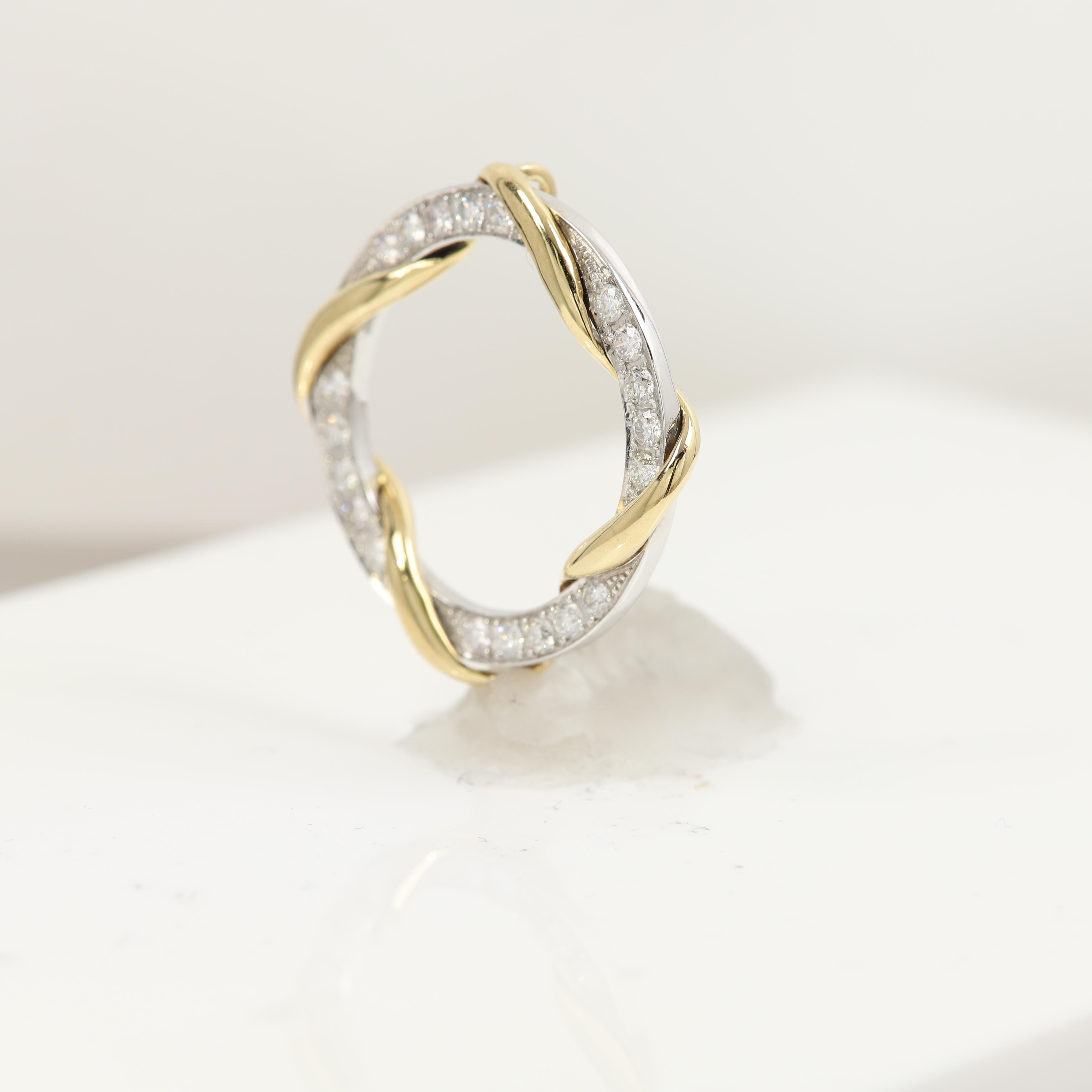 Bague à grande grappe de diamants en or blanc 18 carats avec cercle rond en forme de diamant en vente 2