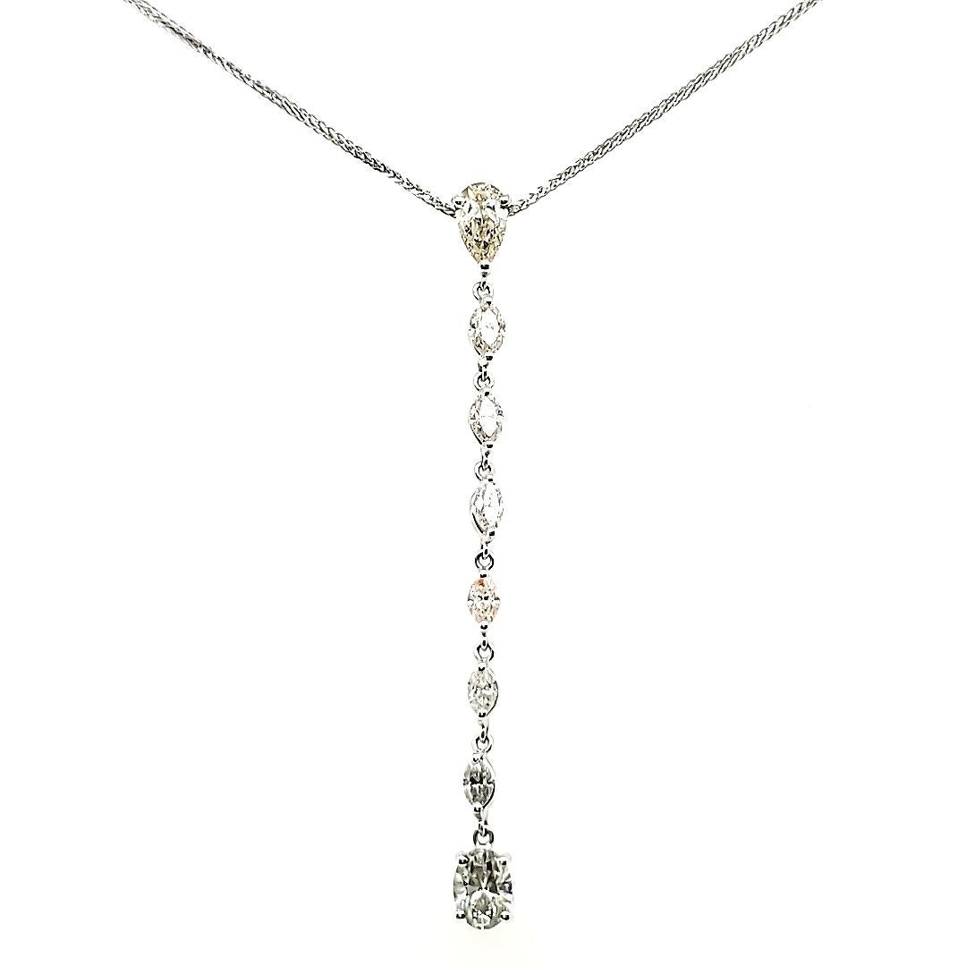 Au cœur de cette pièce exquise se trouvent les deux captivantes pierres poire et ovale en diamant, d'un poids total de 2,70 carats.

L'un a une agréable teinte brunâtre, l'autre est verdâtre. 

Le collier est également orné de 6 diamants taille