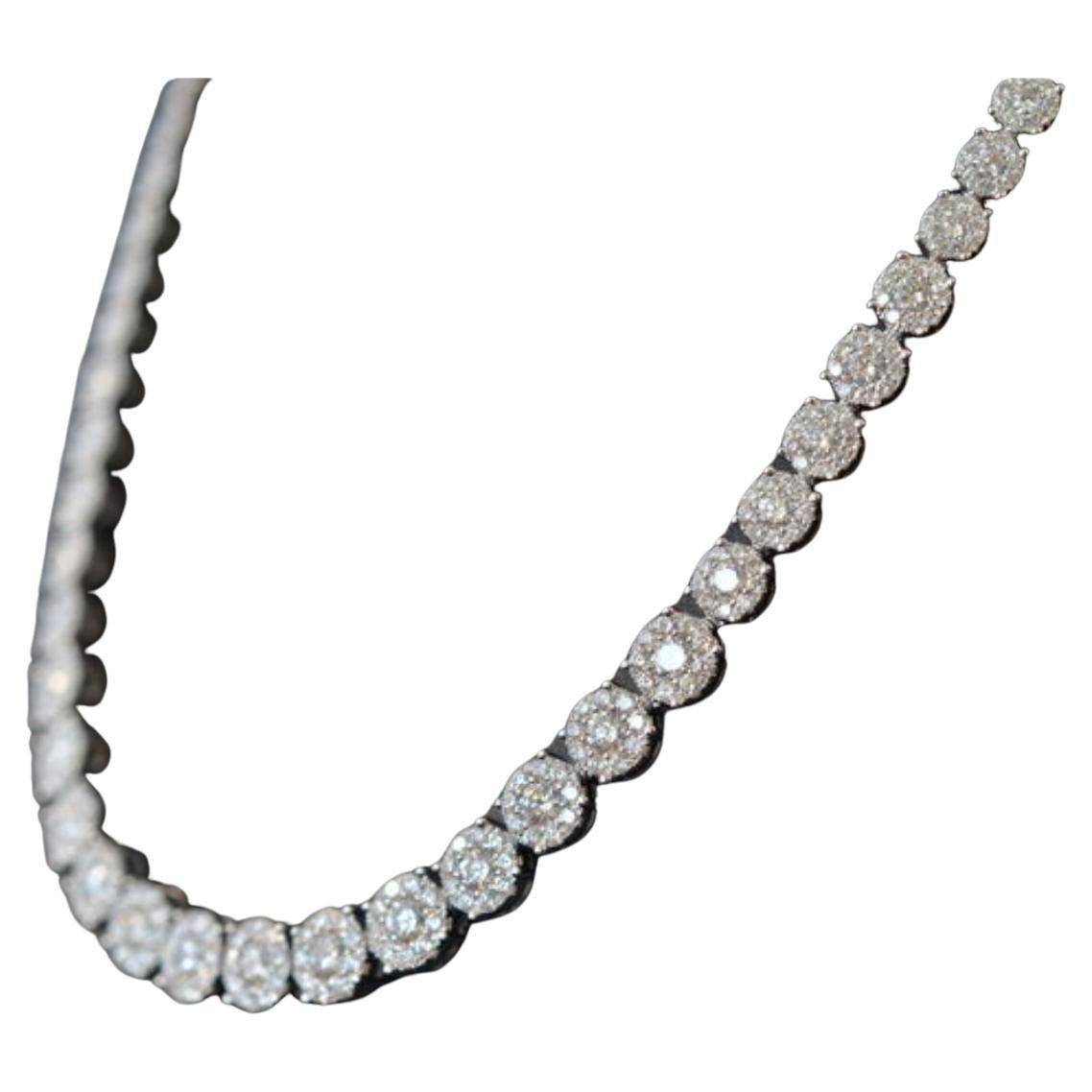 Diese atemberaubende Diamant-Halskette ist ein wahres Meisterwerk, das Eleganz und Raffinesse ausstrahlt. Die 800 Diamanten im Brillantschliff mit einem Gewicht von 12,00 Karat sind vom kleinsten bis zum größten Diamanten aufsteigend angeordnet und
