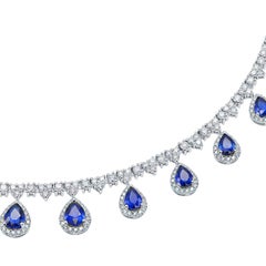 Collana di diamanti con perle di zaffiro con alone di diamanti