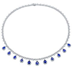 Collier de diamants avec halo de diamants et poires en saphirs