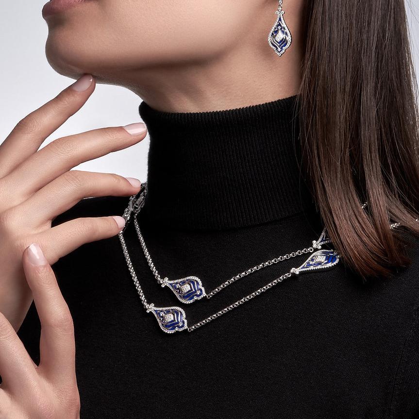 Necklace in 18kt white gold set with 720 diamonds 6.82 cts and 10 lapis lazuli 46.96 cts