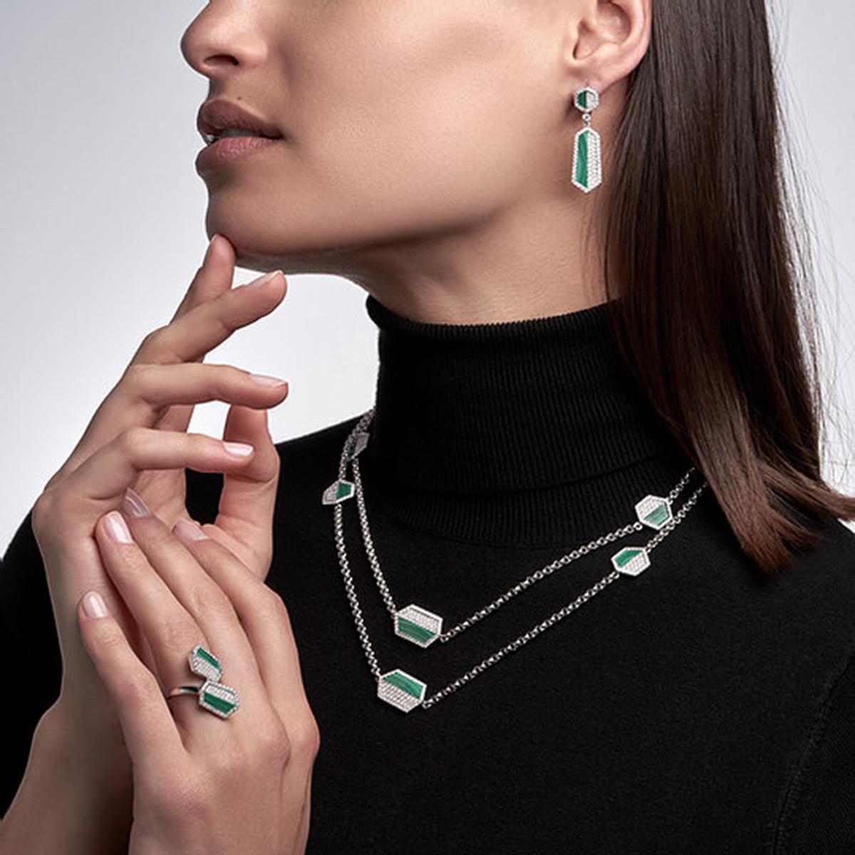 Necklace in 18kt white gold set with 562 diamonds 6.17 cts and 10 malachites 23.36 cts