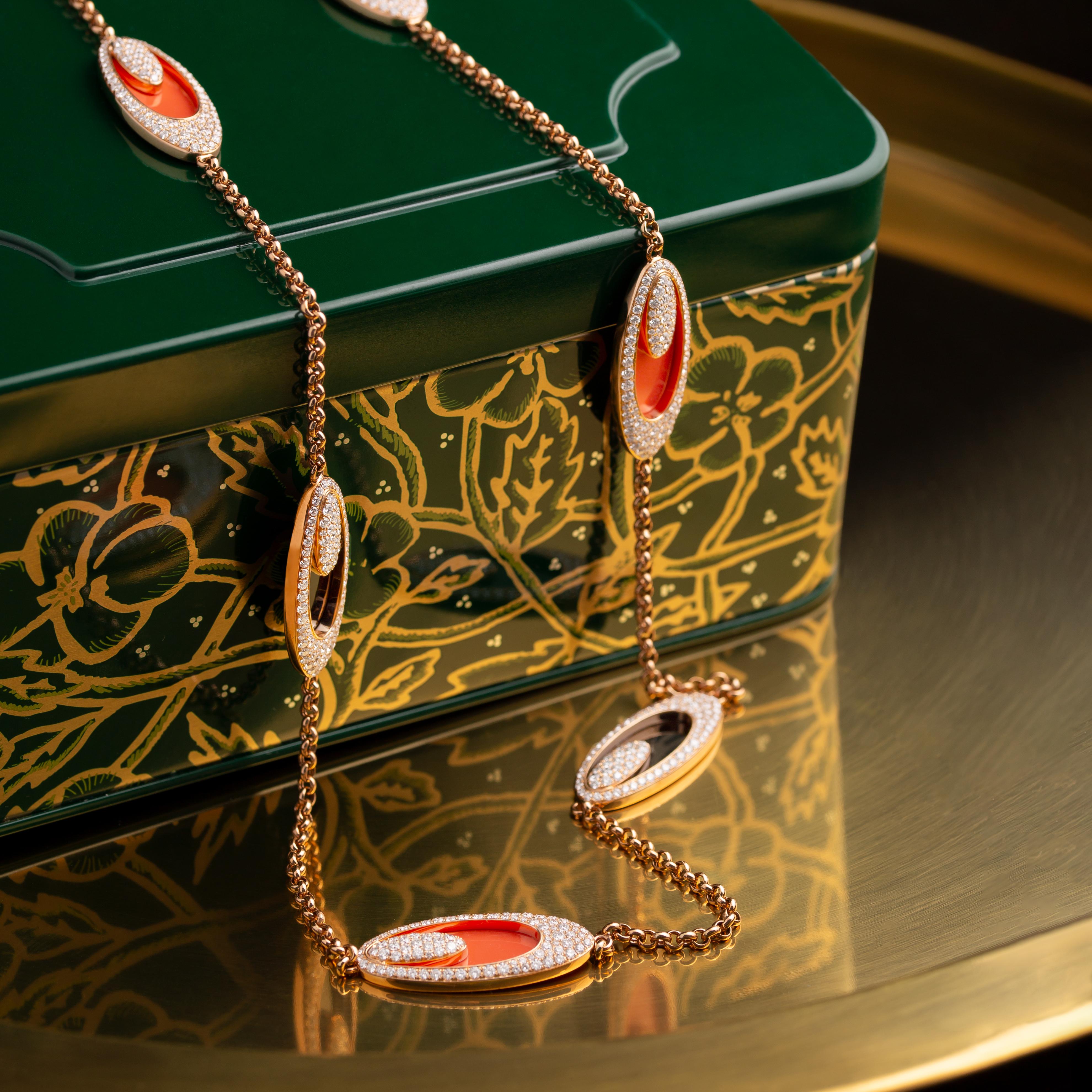 Collana di diamanti con onice e corallo in vendita 2
