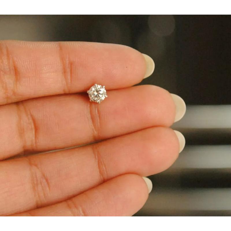 Taglio rotondo Borchia con naso di diamante all'orecchio Spillone con diamante solitario in oro 14k in vendita