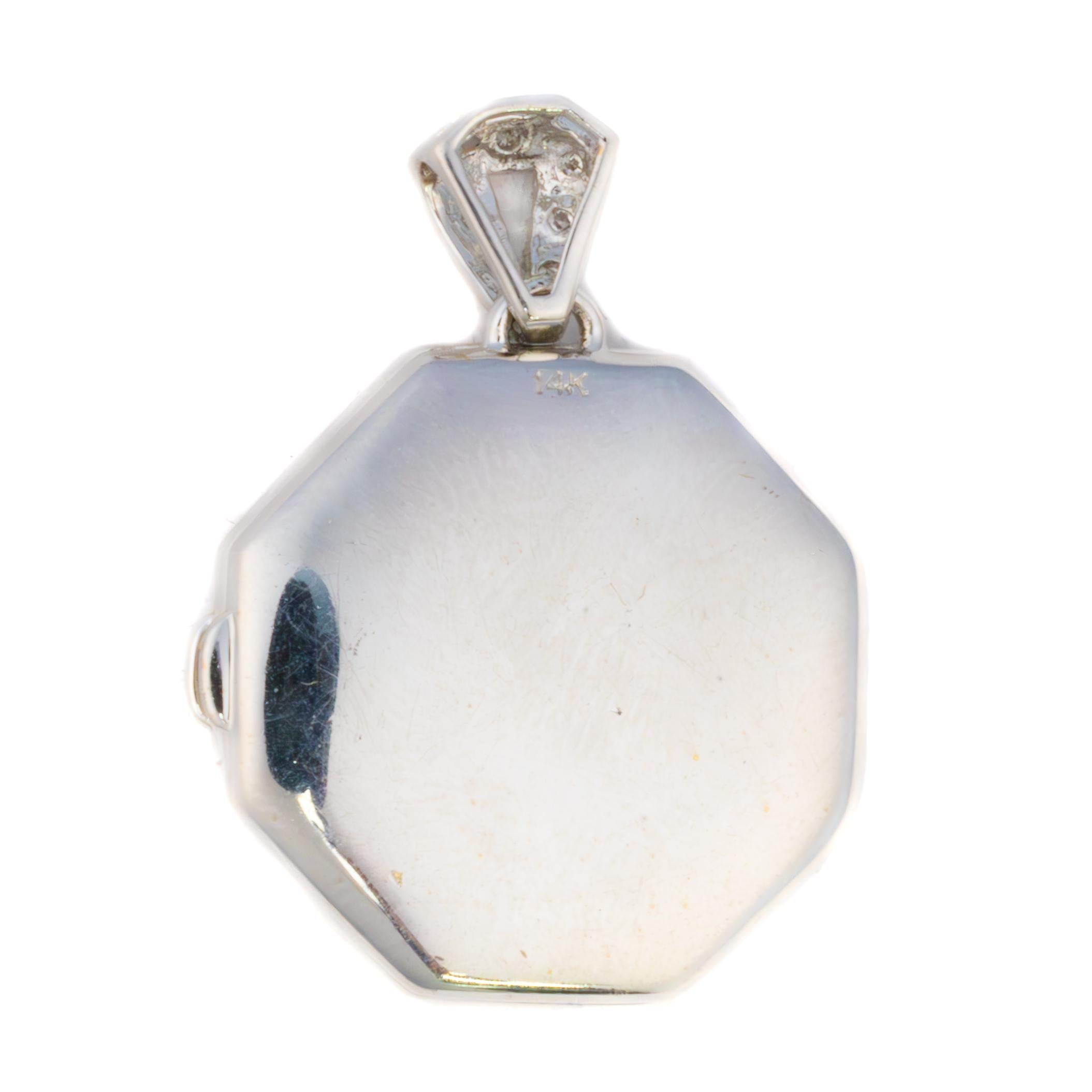 Pendentif octogonal en or blanc avec diamants

Ce pendentif médaillon de forme octogonale est réalisé en or blanc 14k et serti d'un mélange de diamants ronds et baguettes. Le motif géométrique ajoute une touche de modernité à la forme classique du