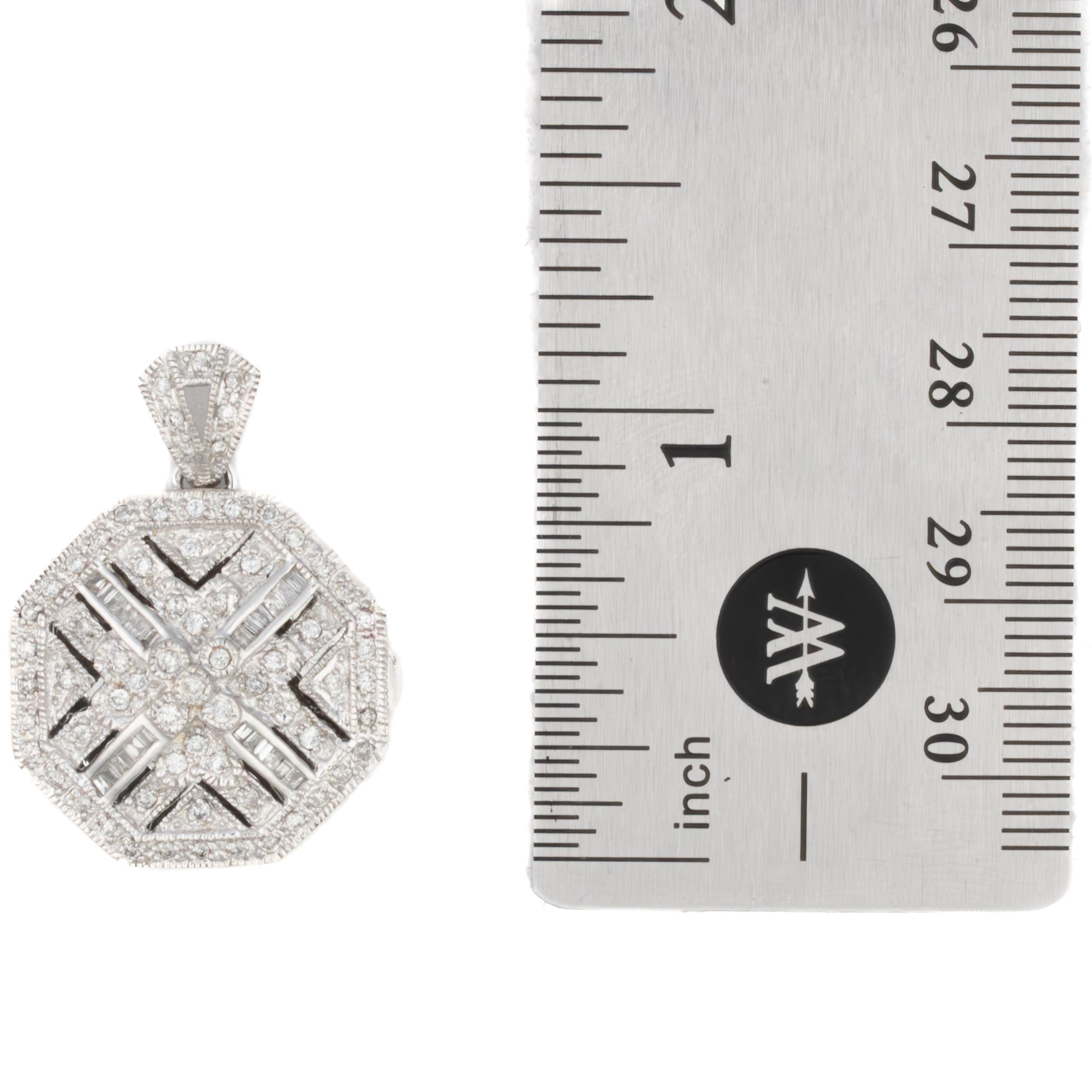 Taille ronde Pendentif octogonal en or blanc avec diamants en vente