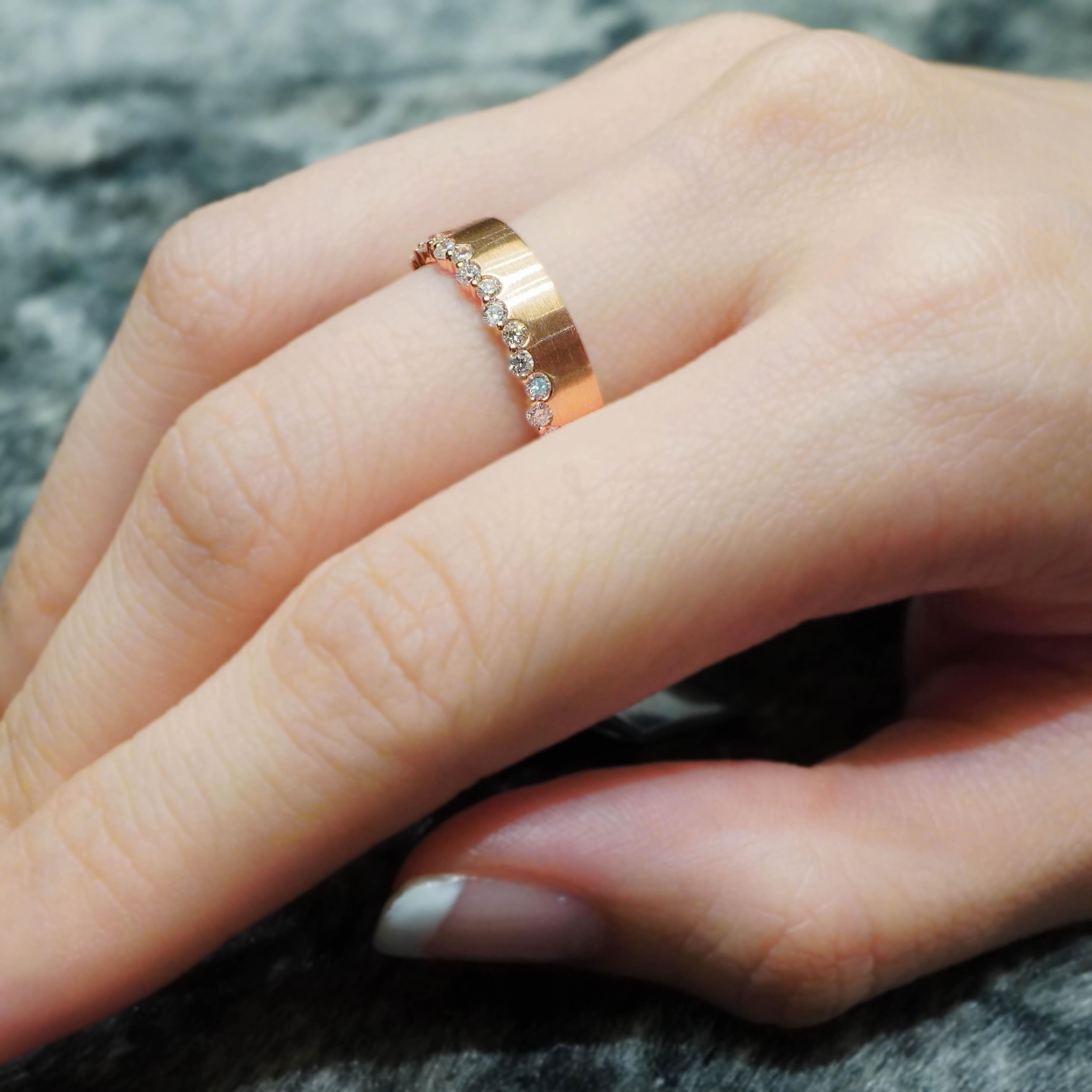 'Diamant auf dem Rand' 18 Karat Roségold Weißer Diamant-Ring im Zustand „Neu“ im Angebot in Hung Hom, HK