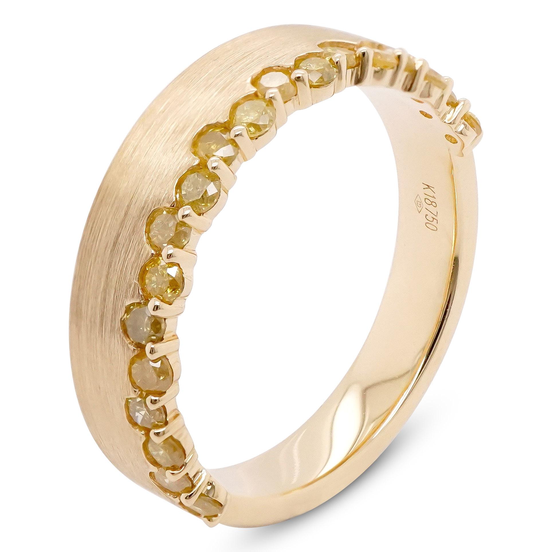 Round Cut 'Diamond On The Rim' 18K Yellow Gold Band Ring For Sale