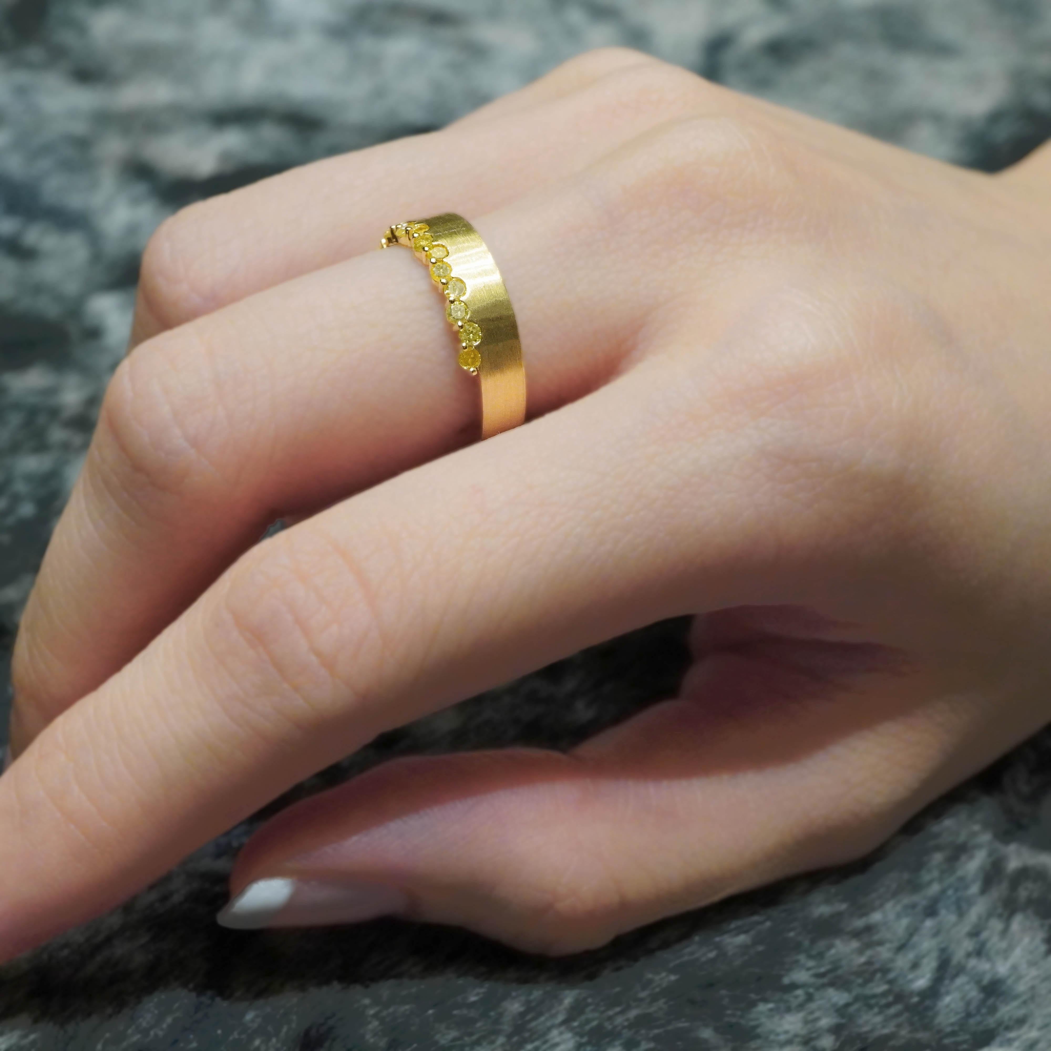 'Diamond On The Rim' 18K Yellow Gold Band Ring In New Condition For Sale In Hung Hom, HK