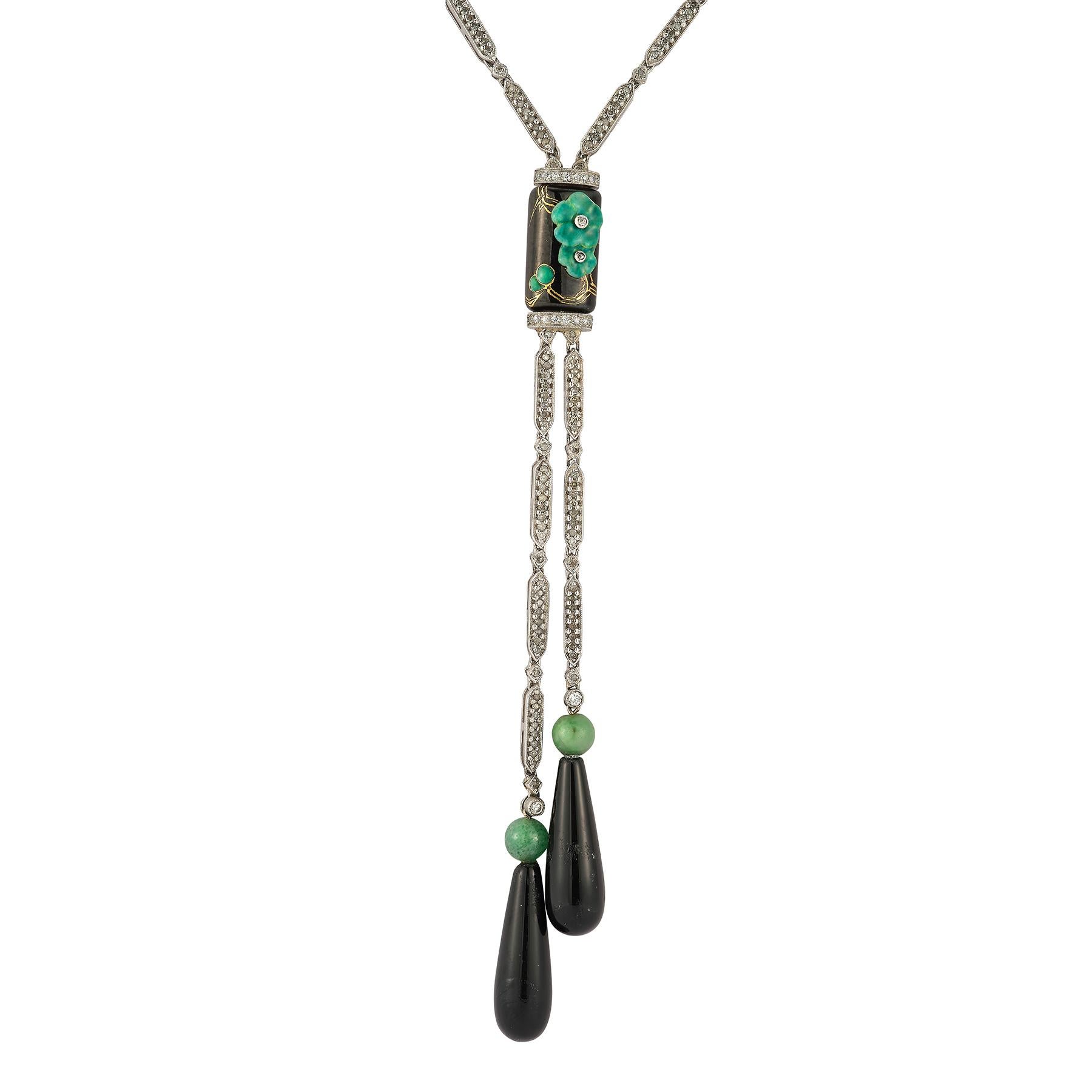Collana di diamanti, onice e giada

Descrizione:
Una raffinata collana dell'epoca Art Déco con una delicata catena a maglie in oro bianco 18 carati con diamanti rotondi, rifinita con due pendenti a goccia in onice nera e perline di giada. Al centro