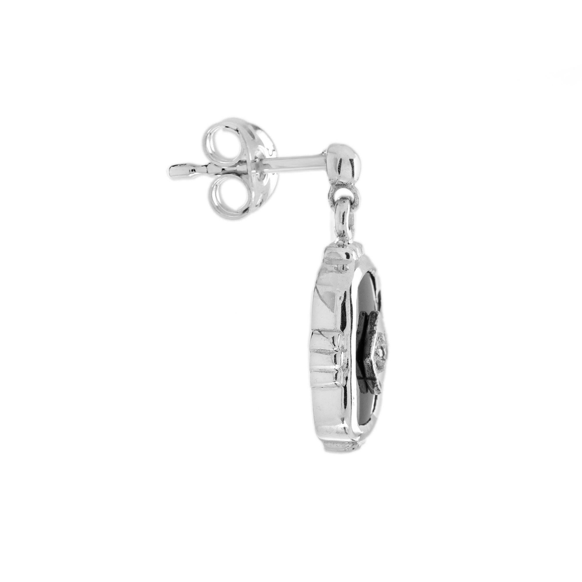 Diese auffälligen, mit Diamanten und Onyx besetzten Lünetten-Ohrringe verleihen Ihrem Outfit durch die Anwesenheit von Onyx und einer Lünettenfassung aus Weißgold eine einzigartige Note.  14K Weißgold. 
Ohrringe Informationen
Stil: Art Deco
Breite: