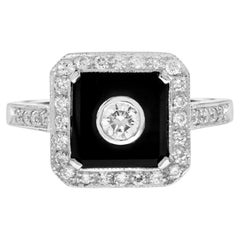Anello con diamante e onice in stile Art Deco di forma quadrata in oro bianco 14K