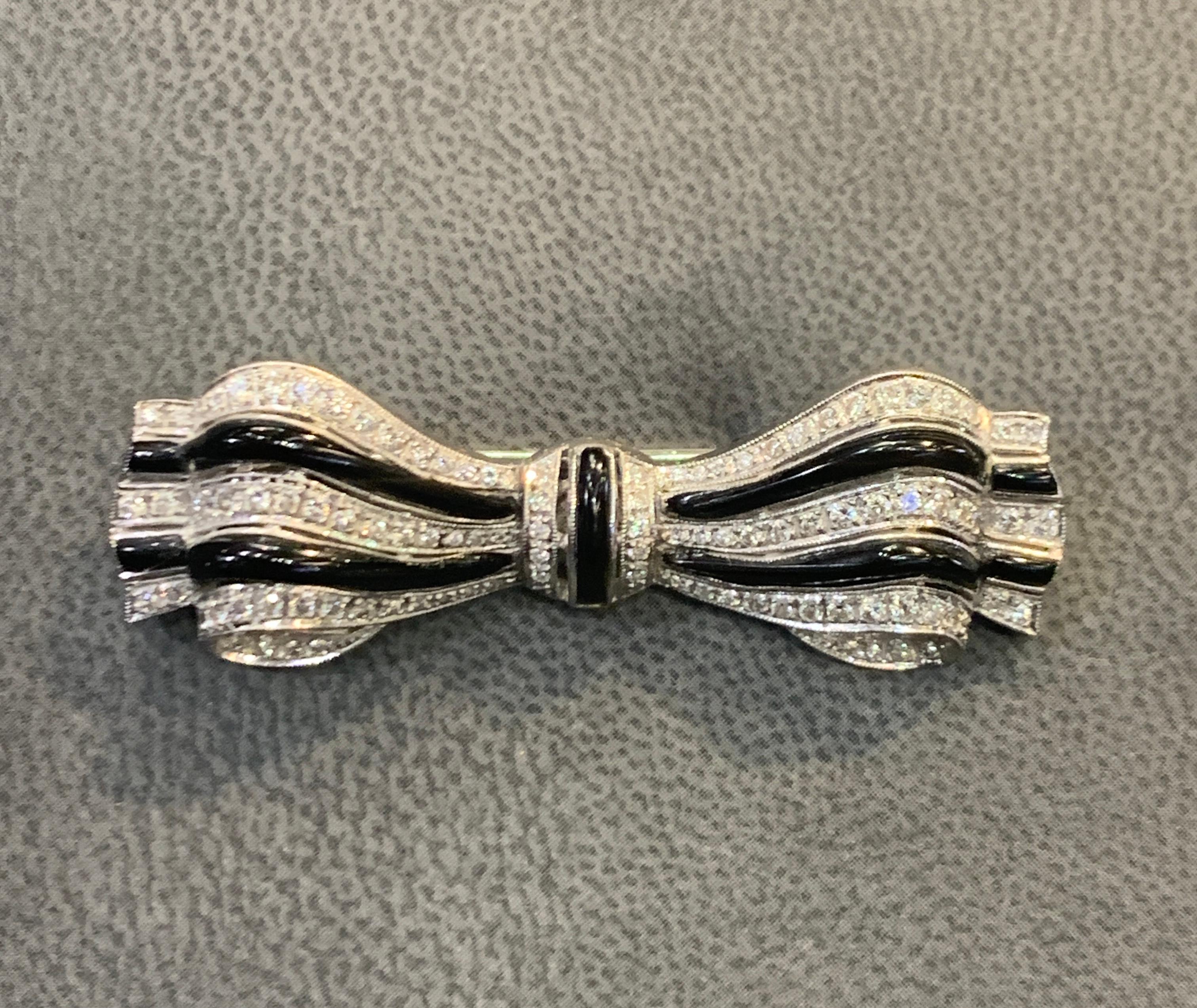 Spilla con fiocco in diamanti e onice

 Una spilla con diamanti di vecchia data e onice nera.

Peso del diamante: circa 1,00 carati 

Misure: 2