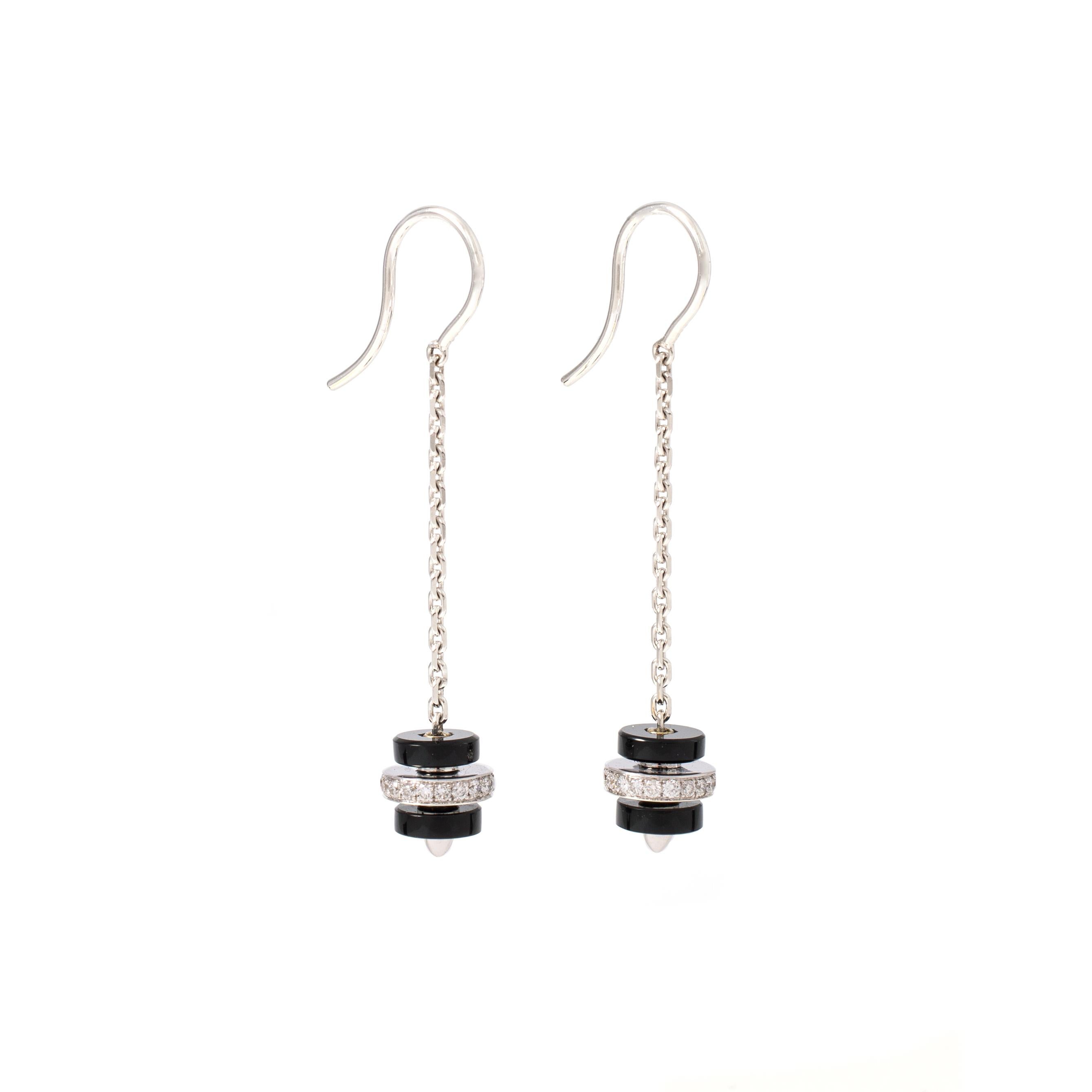Earrings set with onyx and diamonds on white gold.
Length: 4.70 centimeters.

Total weight: 5.43 grams

