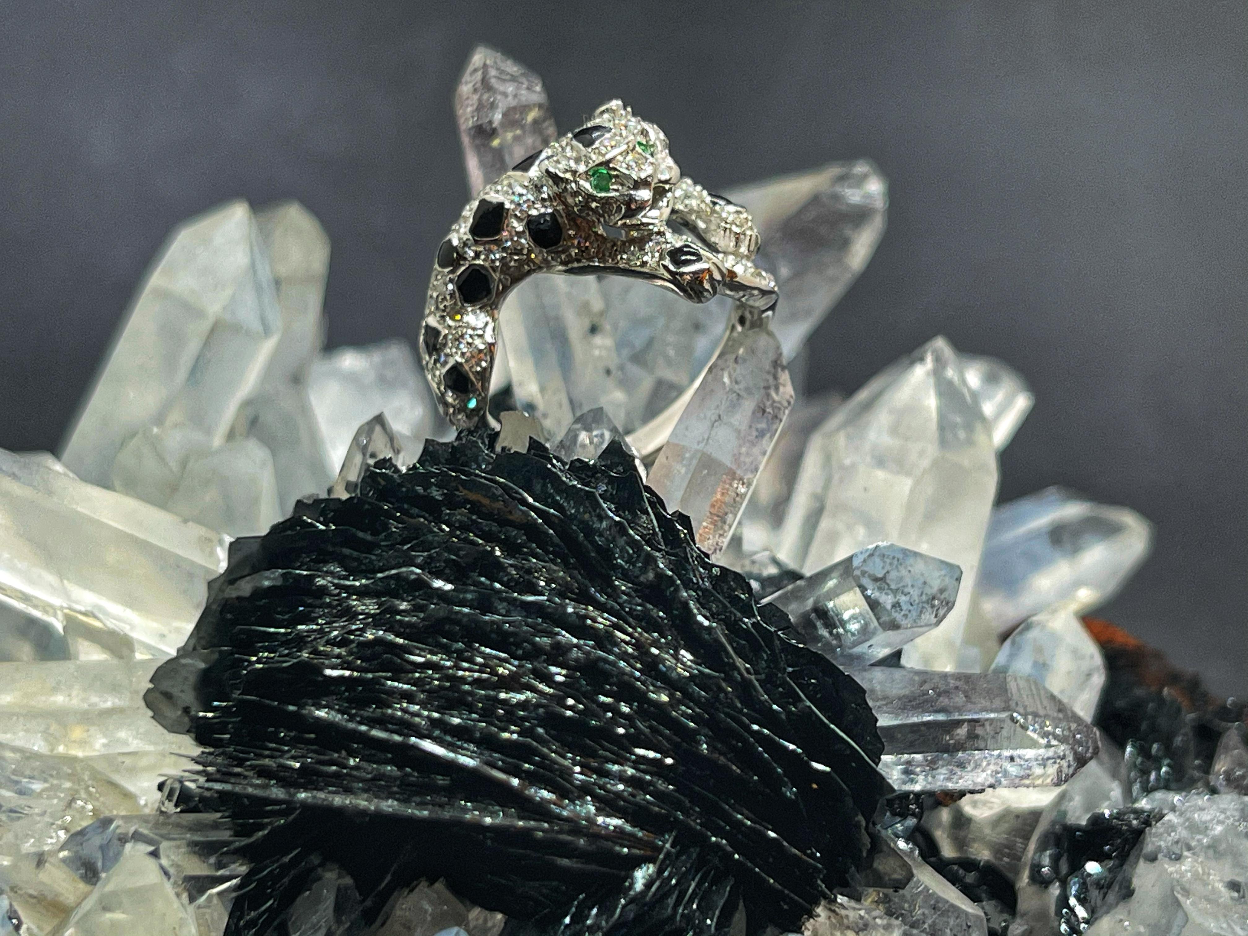 Diamond Onyx Emeralds Panther 18 Karat White Gold In Excellent Condition In Geneva, CH