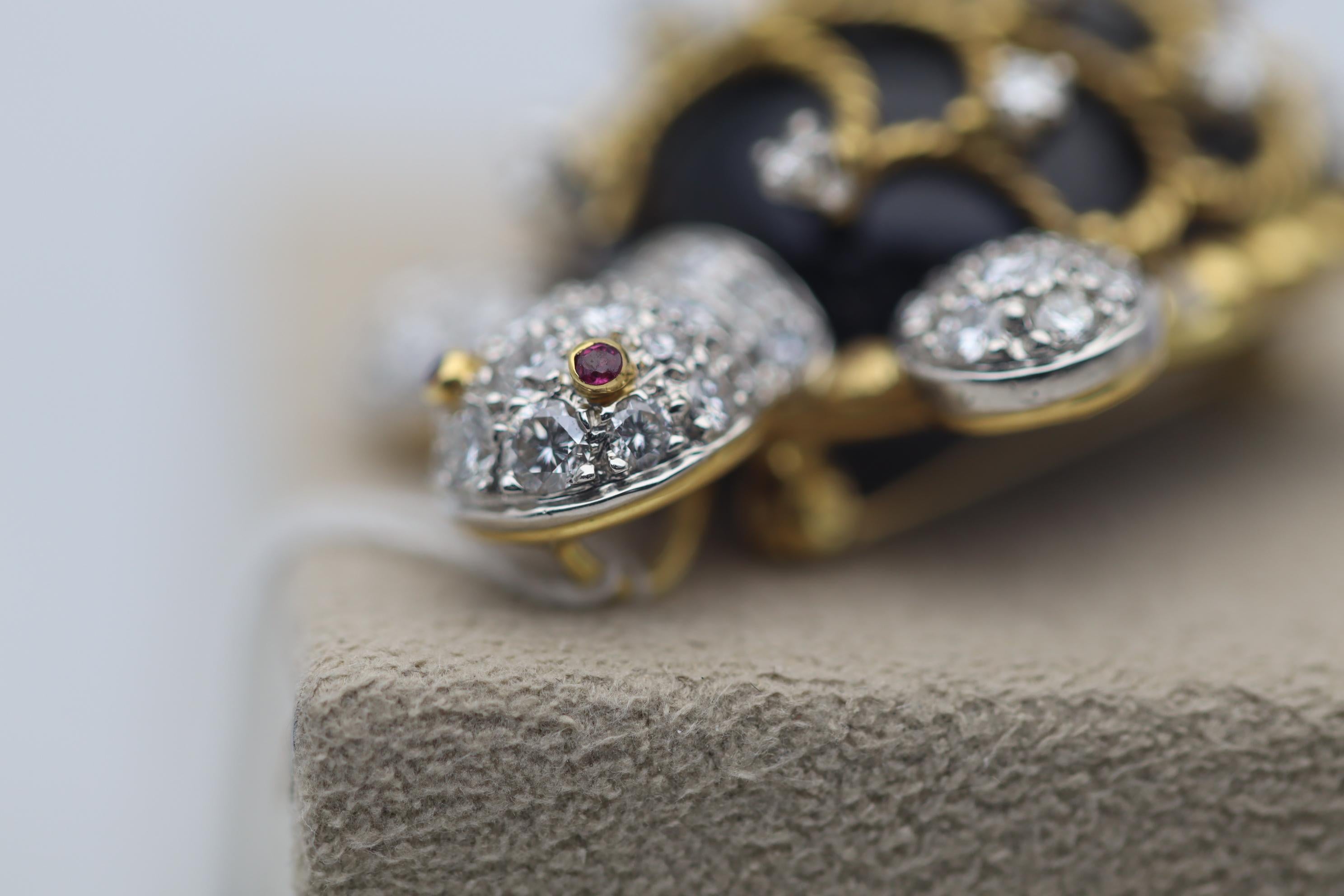 Taille ronde Broche pendentif tortue de mer en or et platine avec diamant et onyx en vente